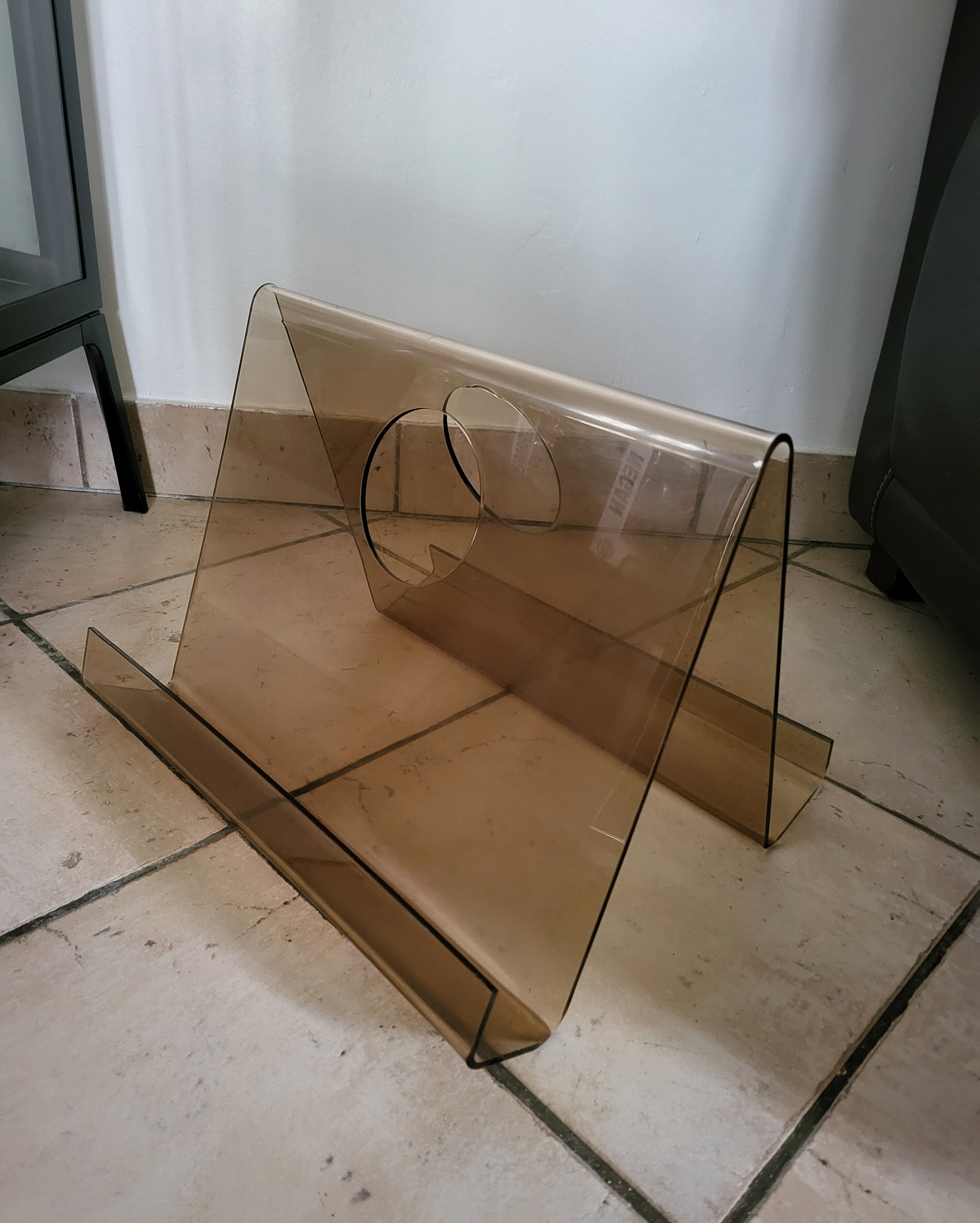 Porte revue en plexiglas fumé vintage porte journaux Année 70