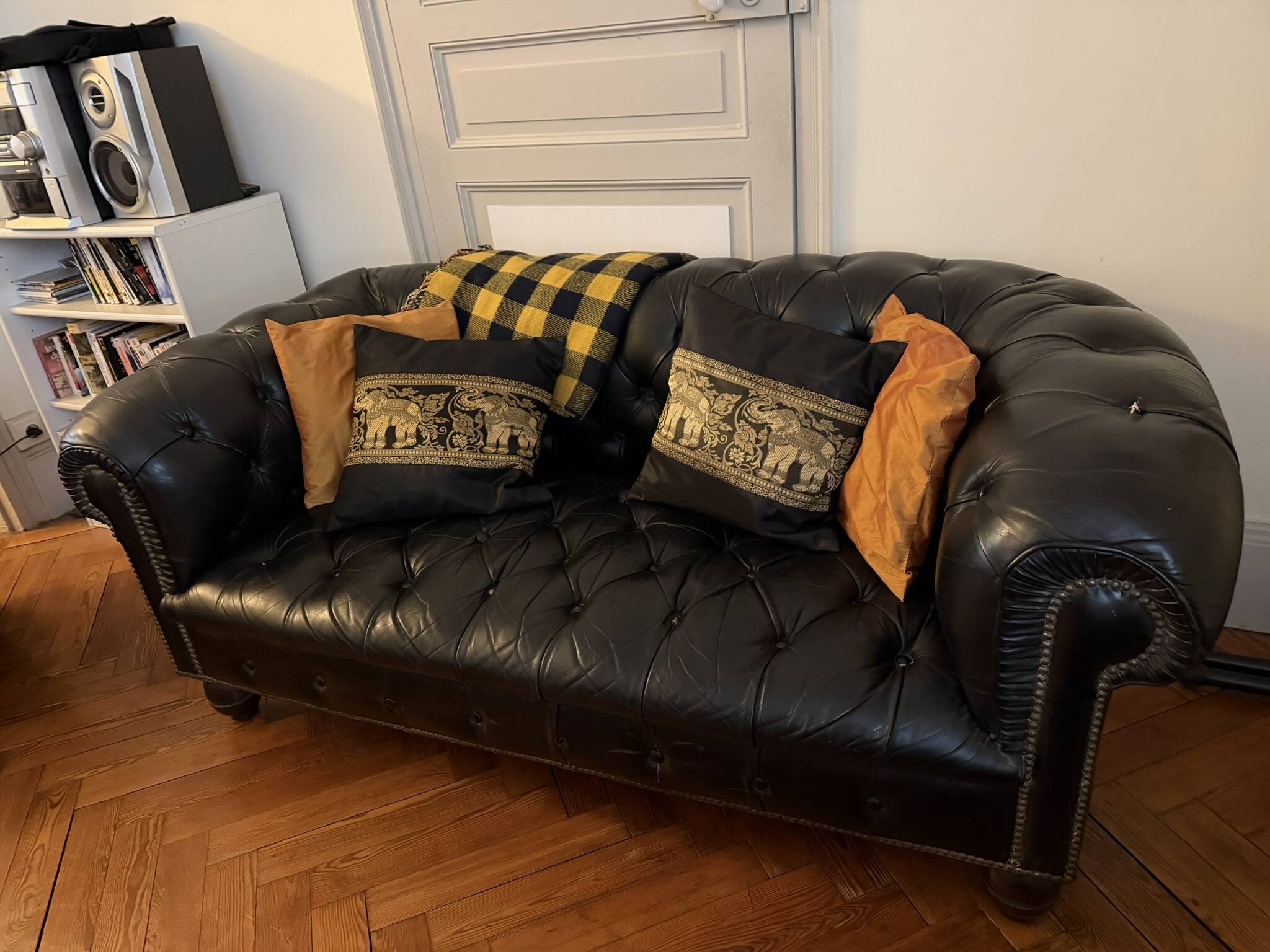 Canapé Chesterfield cuir noir + paire de fauteuils