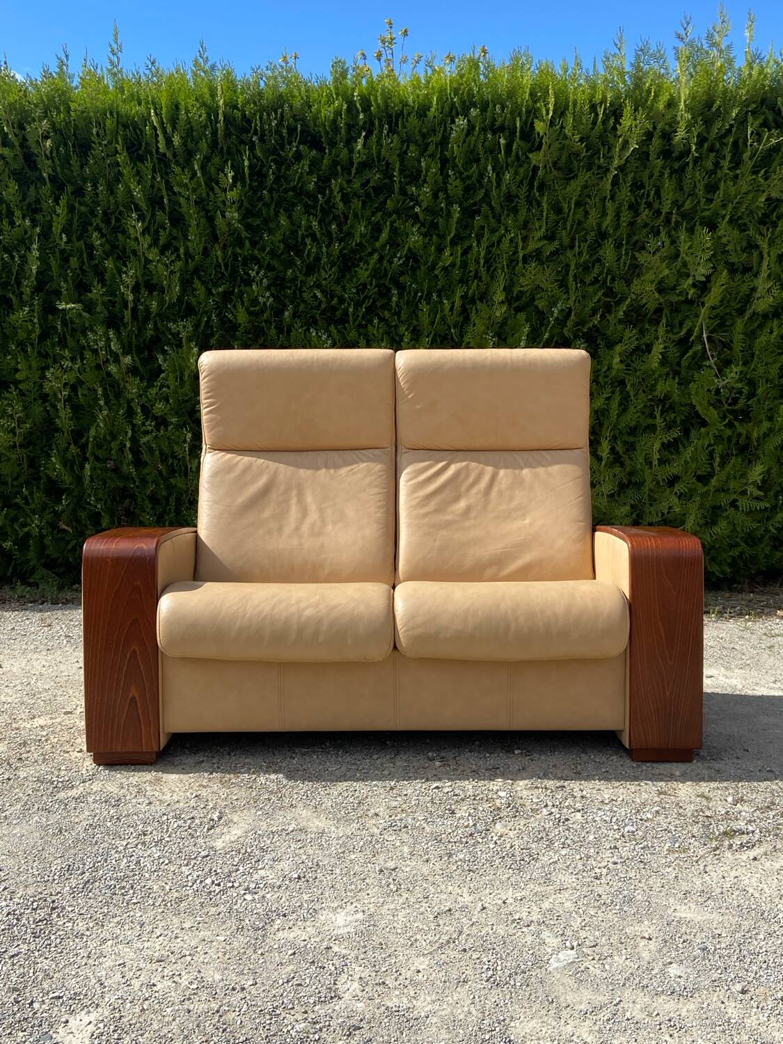 Set of vintage armchair and 2-seater sofa in beige leather and reclining wooden armrests, stressless style