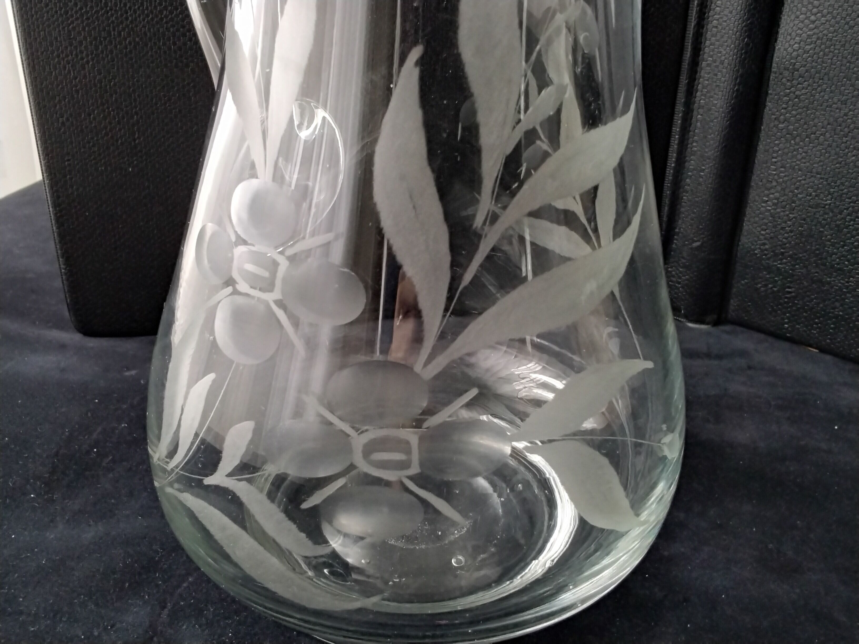 Blown glass water jug, engraved floral decoration 2.2 l