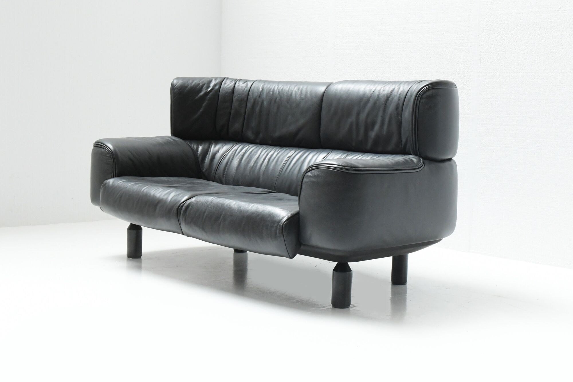 Bull sofa in grey leather by Gianfranco Frattini for Cassina 1987