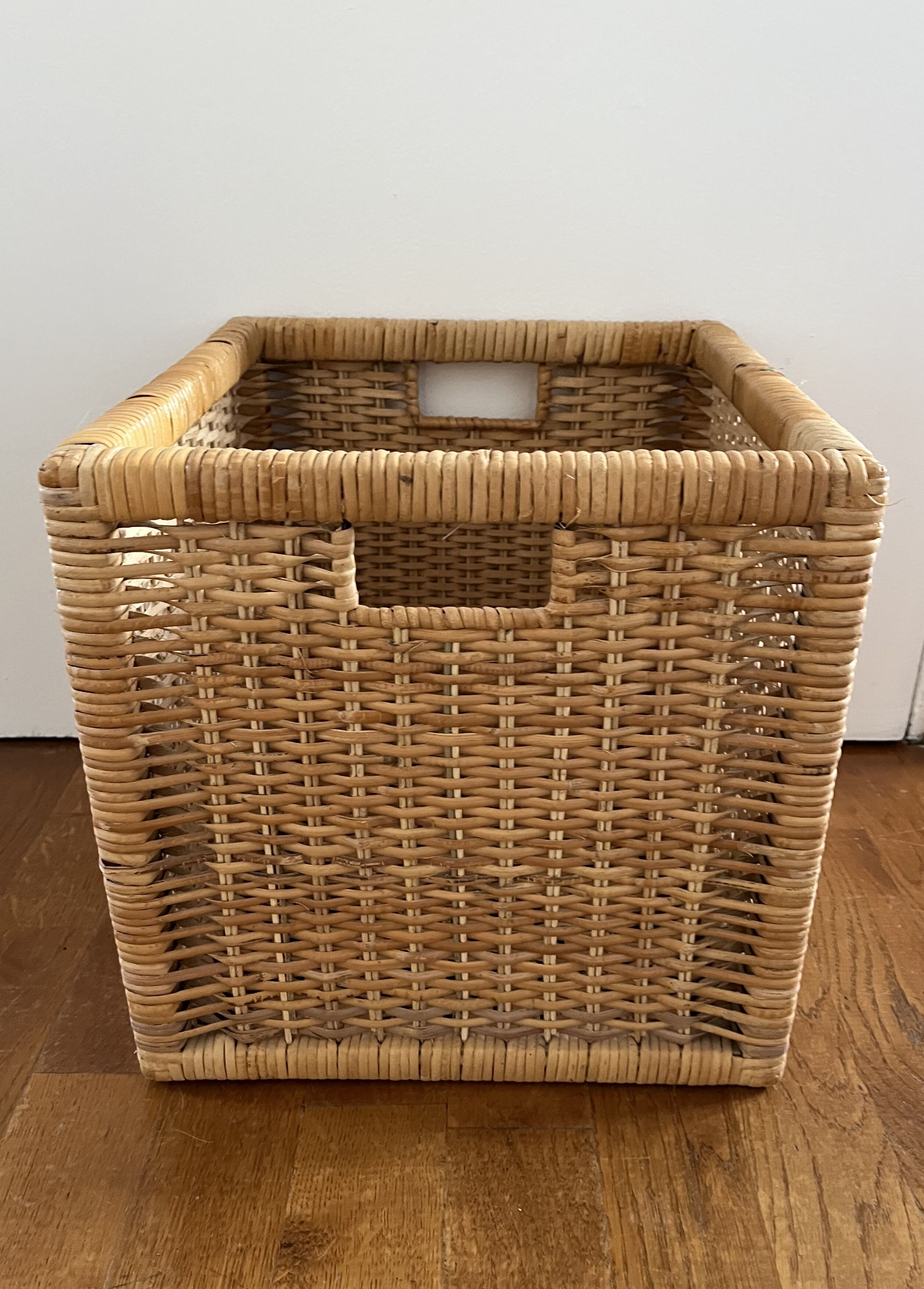 Square wicker box/basket