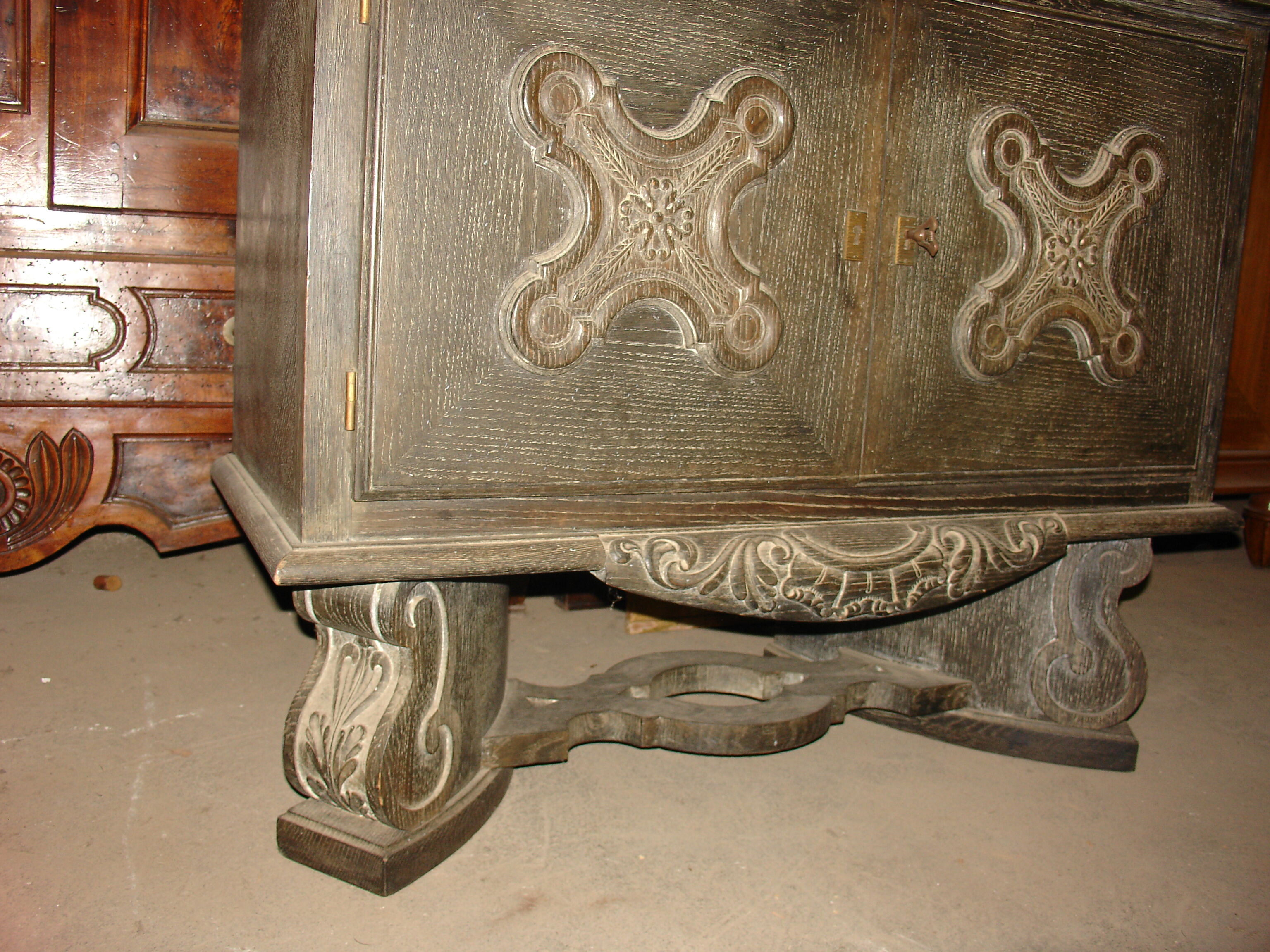 Argentier - Bar des années 40 en chêne noir céruse blanche d'origine