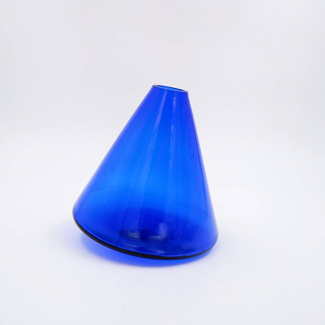 Cobalt blue glass spinning top vase - Salviati Murano