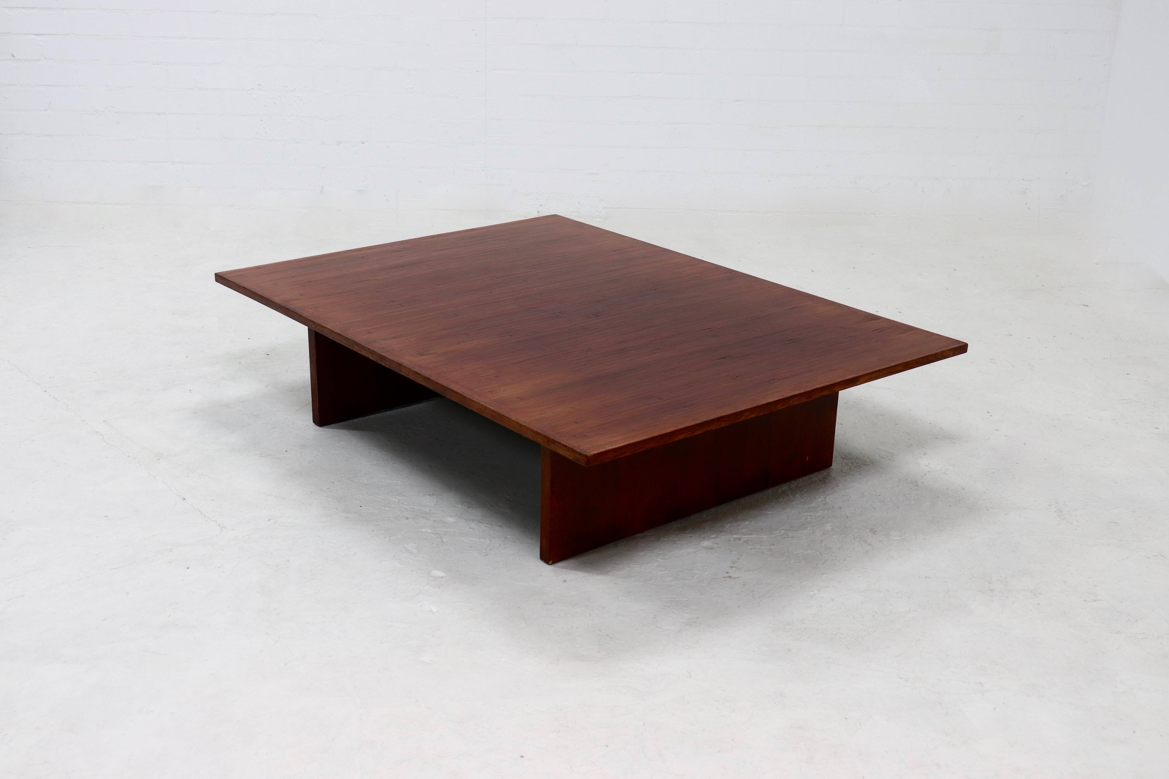 Grande table basse en bambou et bois belge des années 1980