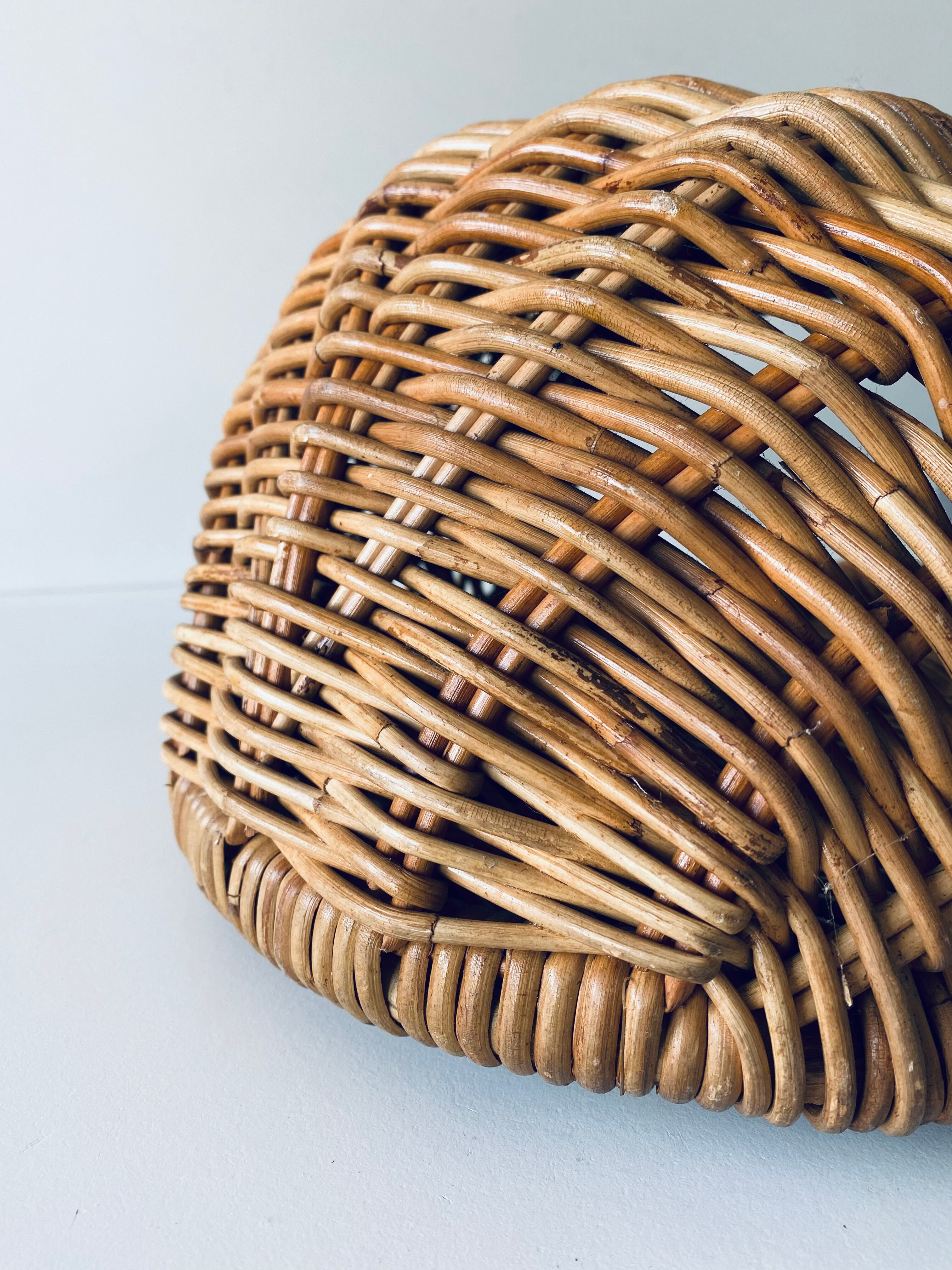 Vintage wall basket in rattan