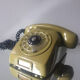 Téléphone rotatif vintage couleur moutarde