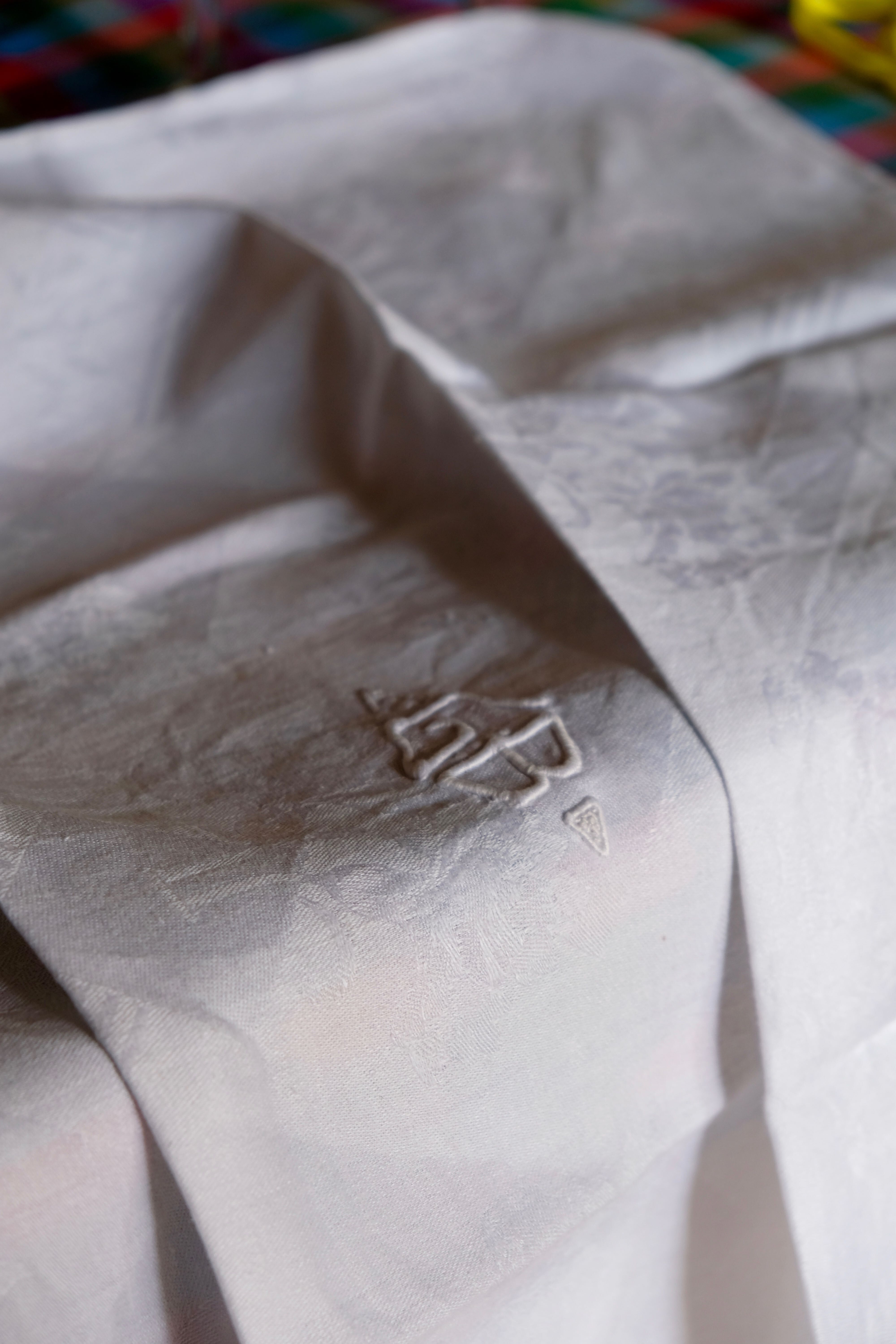 Set of 8 towels in embroidered damask white linen