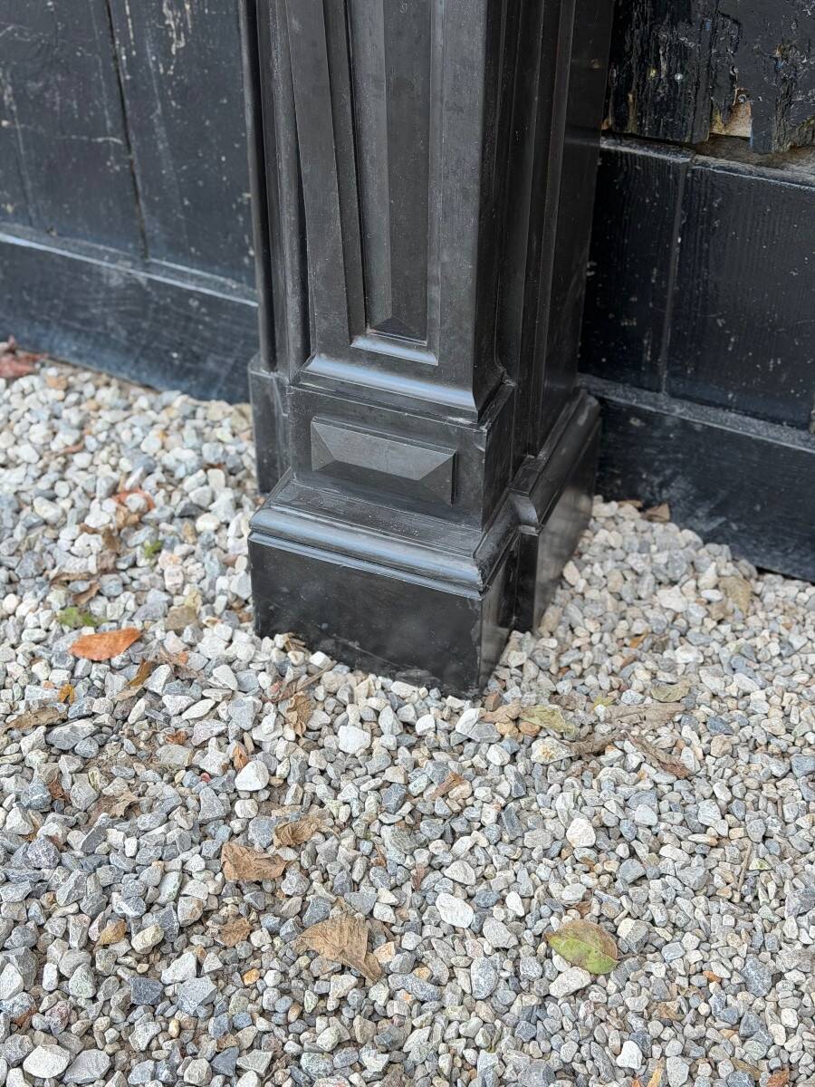 Grande cheminée Napoléon III en marbre noir de Belgique, vers 1880