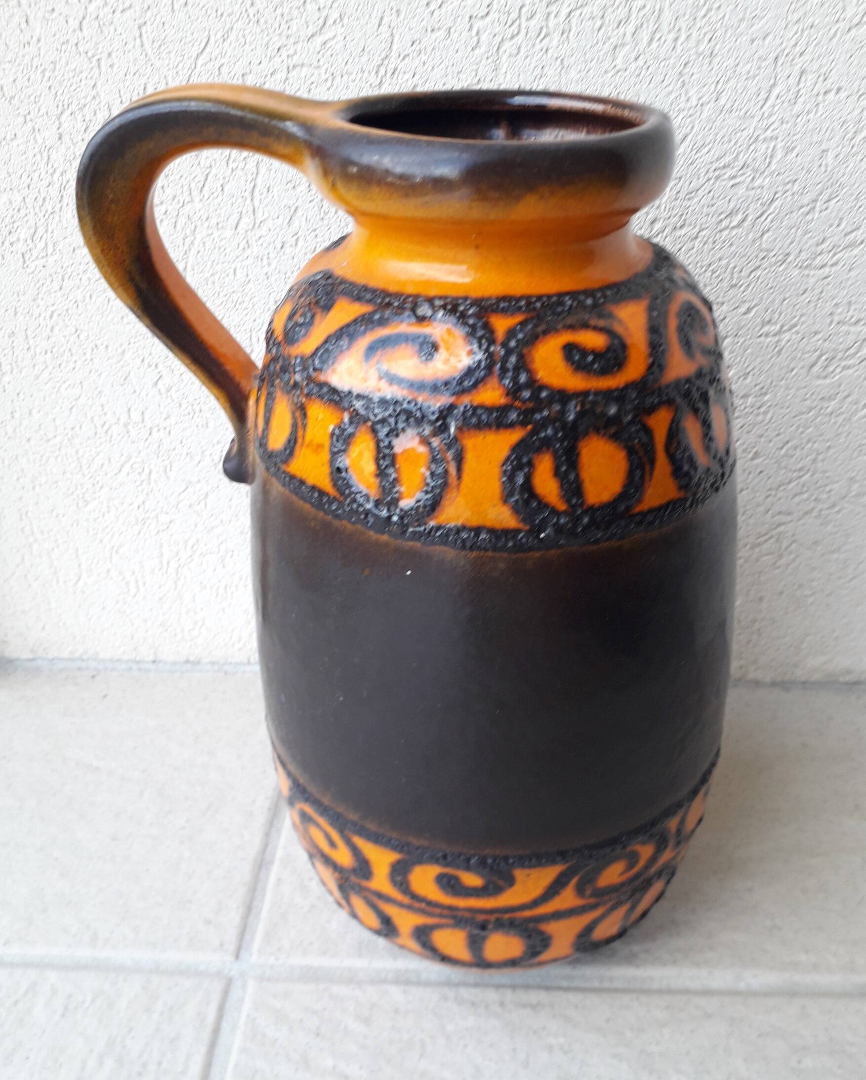Vase en céramique orange et marron