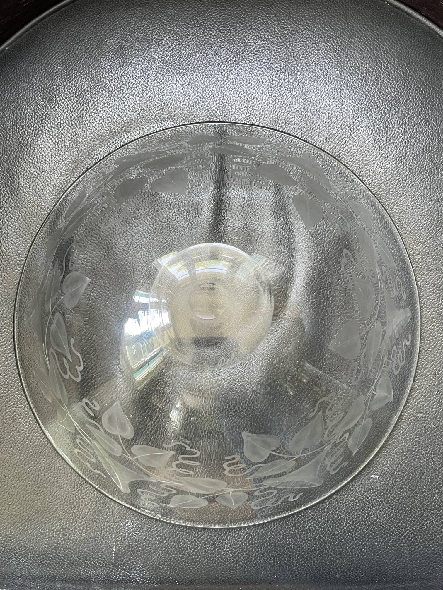 Antique bowl or salad bowl in engraved crystal, floral motif, signed "Delvaux P"