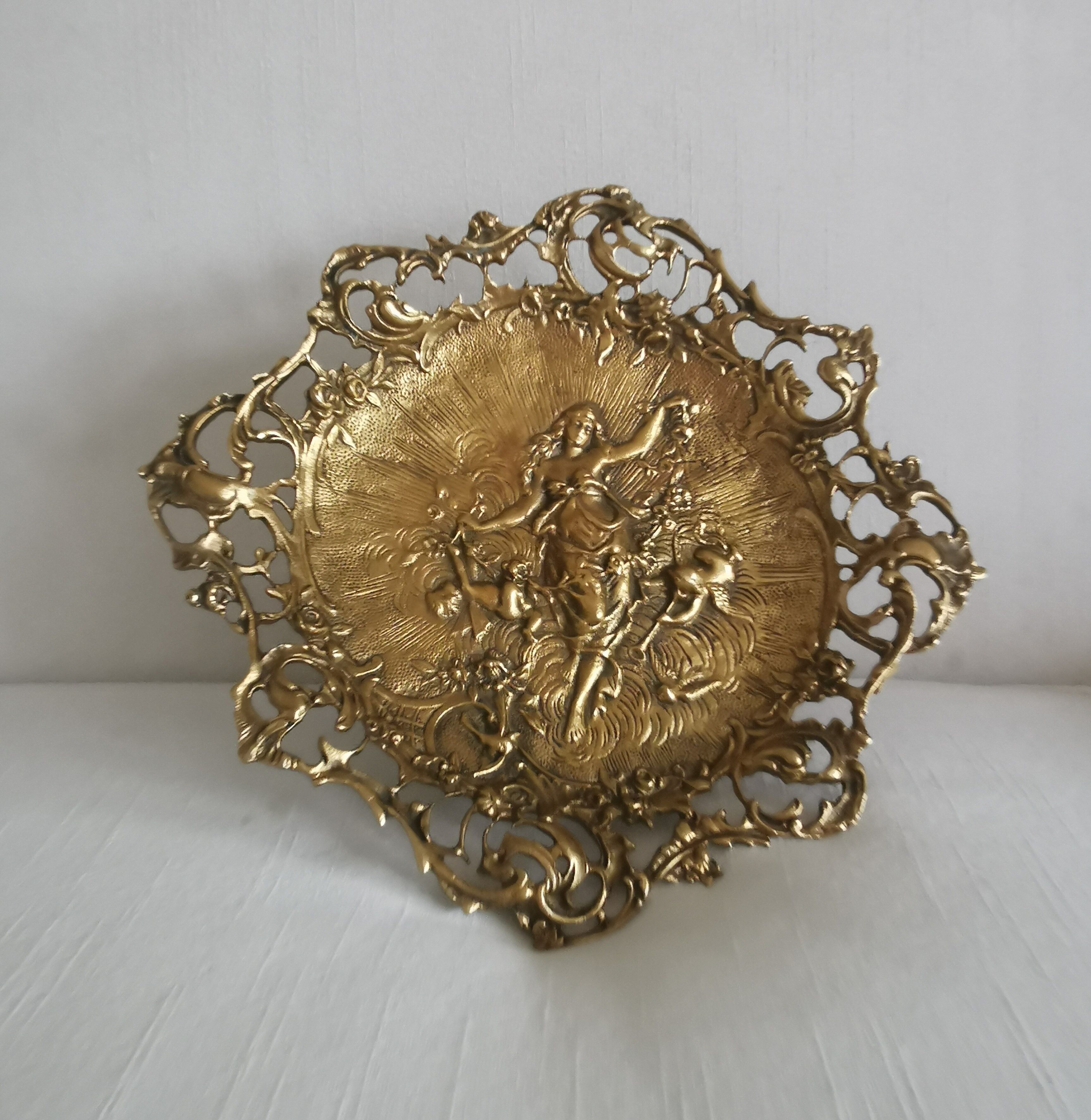 Centre de table en bronze avec décoration nymphe