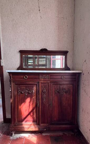 Buffet ancien style Henri II – Plateau en marbre et miroir