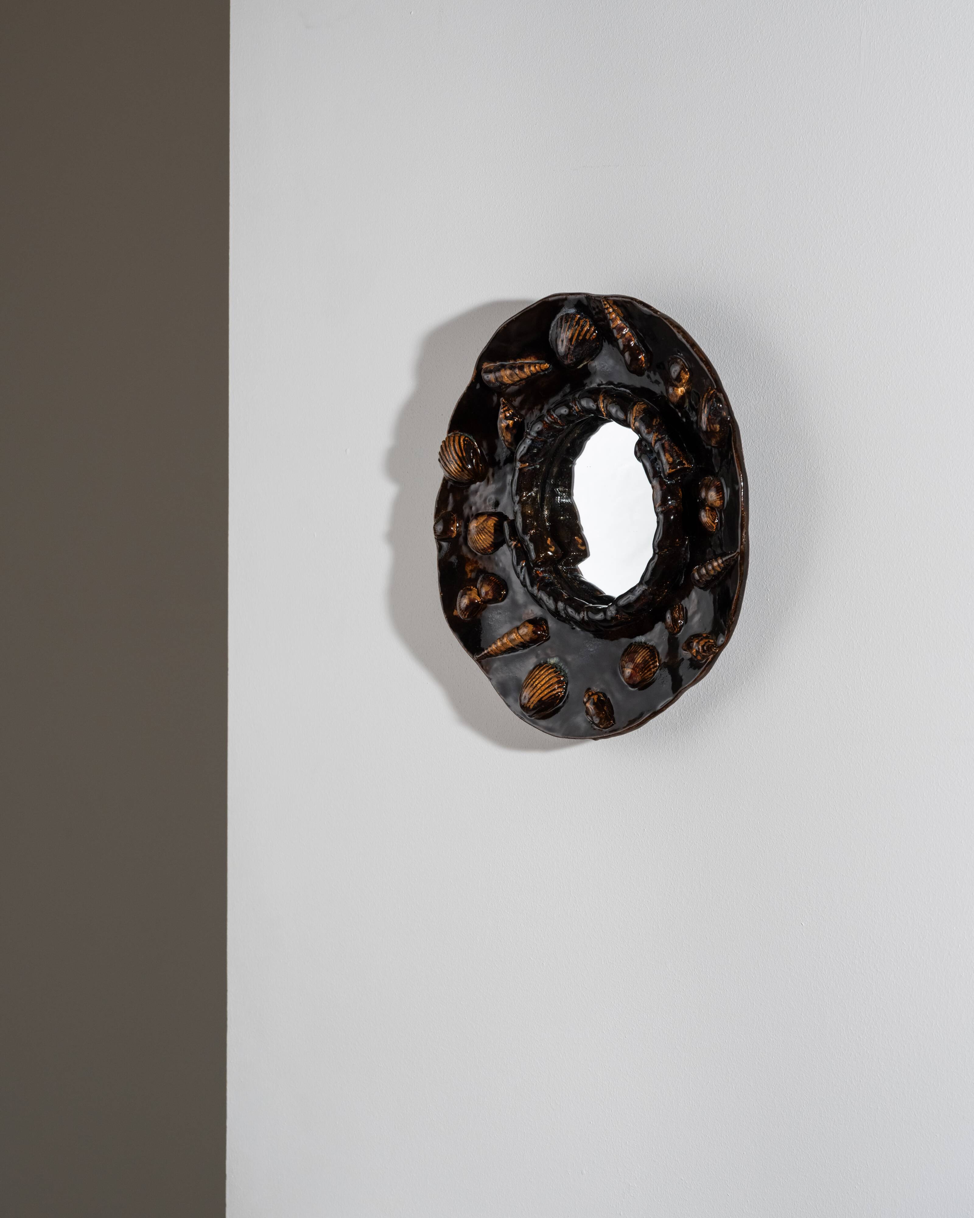 Miroir aux coquillages en grès émaillé