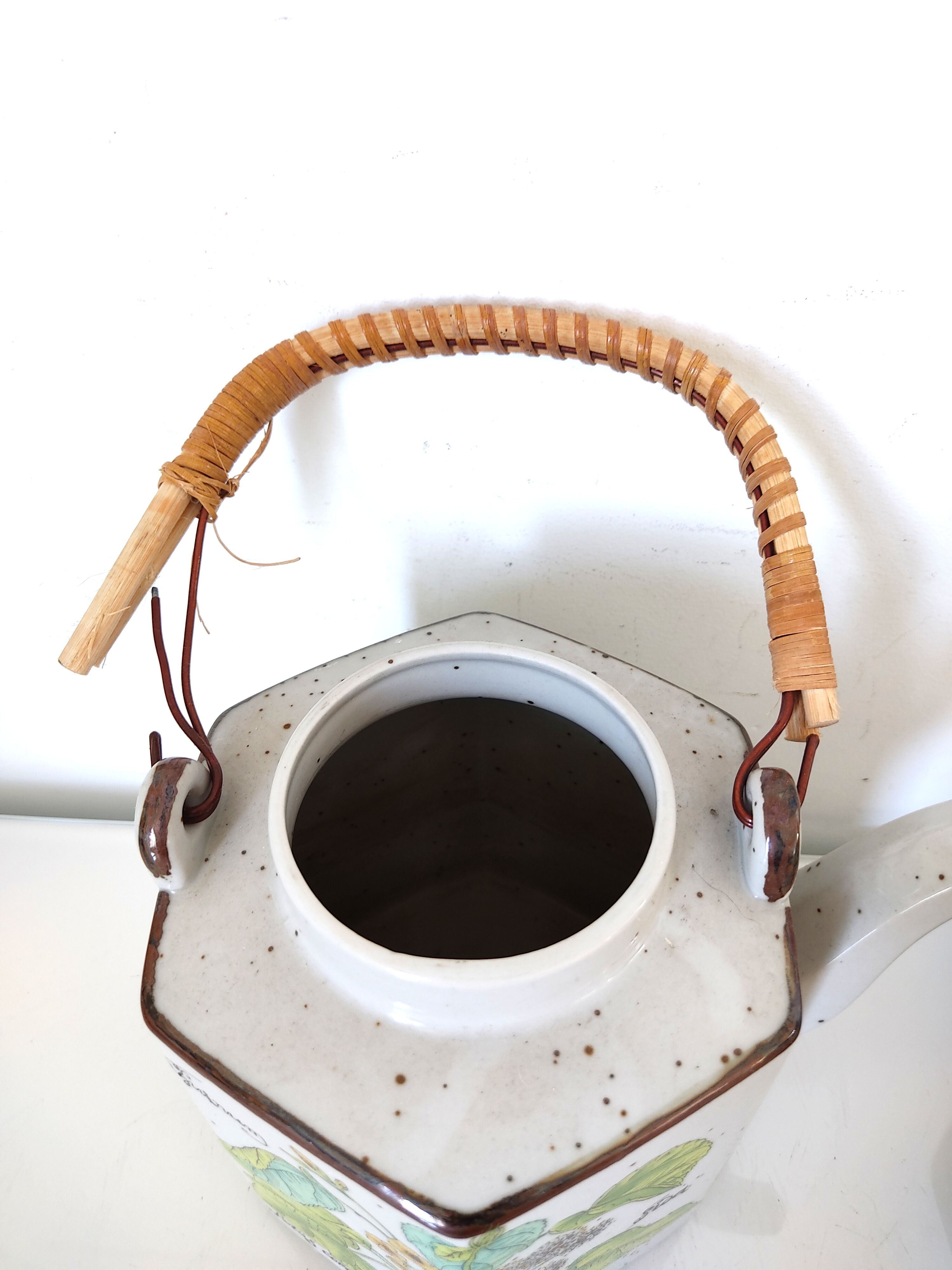 Teapot, stove and 6 cups