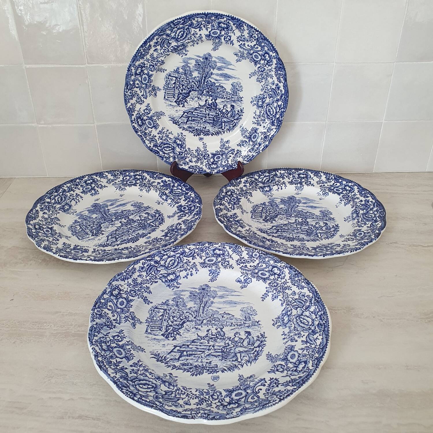 4 earthenware plates with floral and pastoral scene motif