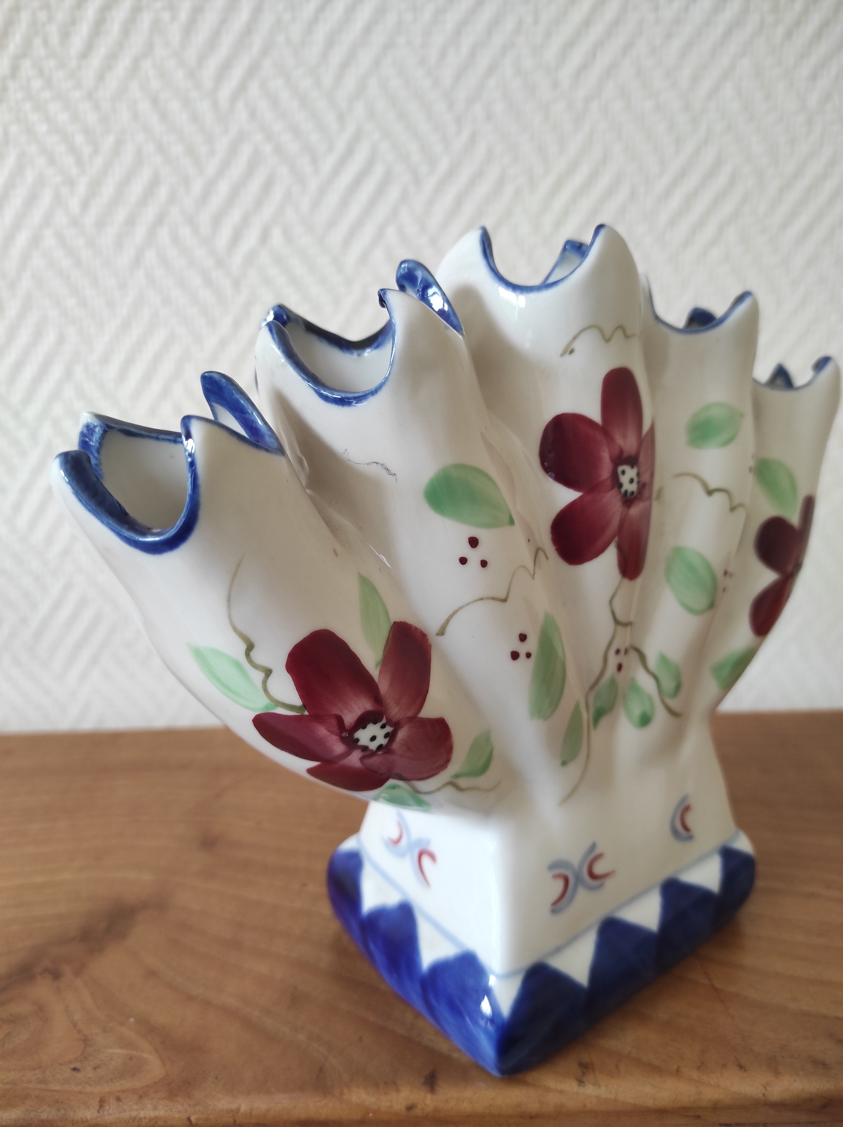 Tulip vase/bouquet holder in hand-painted earthenware