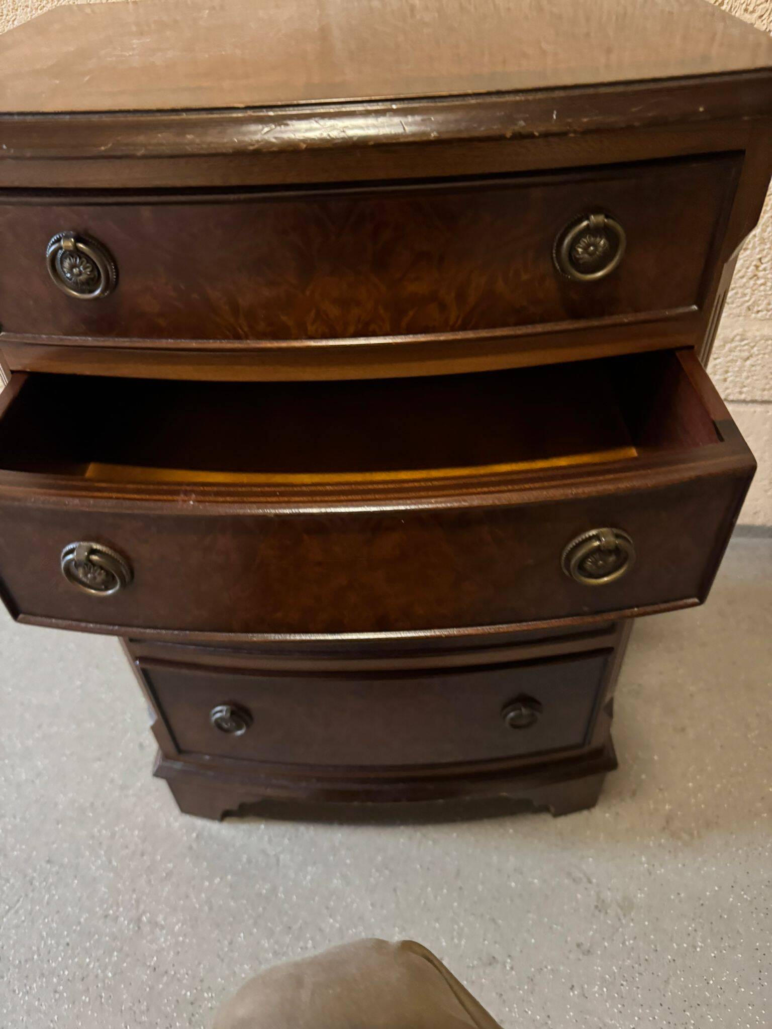 Commode en noyer burr avec des joints à queue d'aronde.