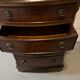 Commode en noyer burr avec des joints à queue d'aronde.