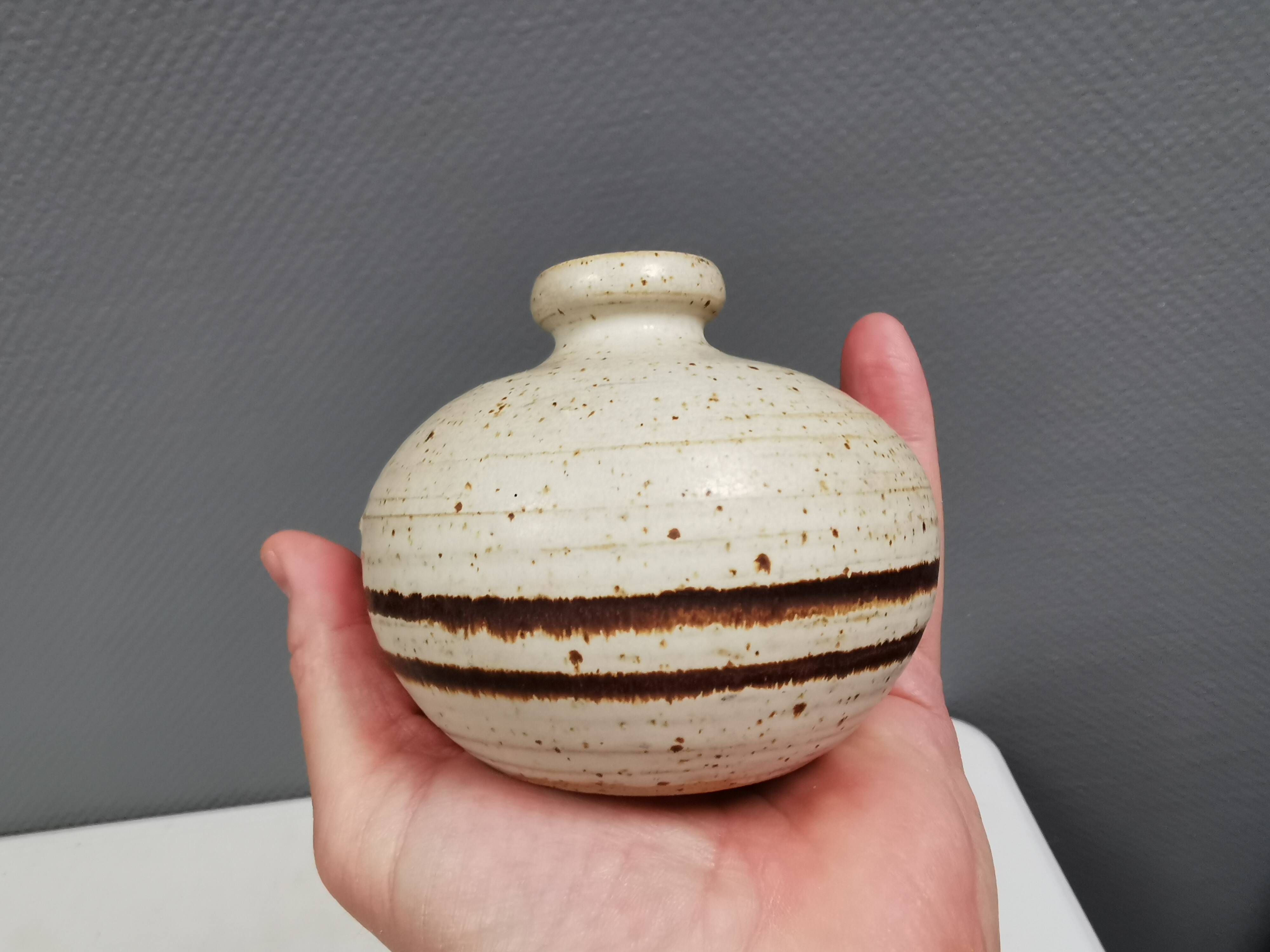 Petit vase sphérique, danois des années 1970-80.