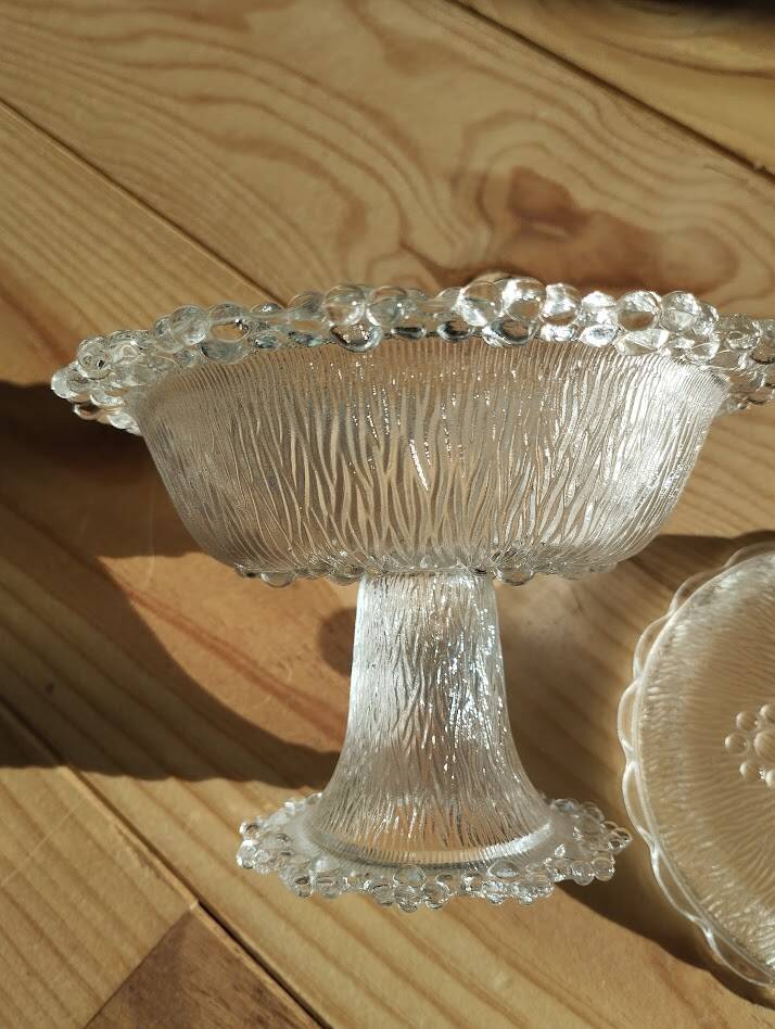 Bonbonnière sur pied en verre moulé – Décor texturé vintage