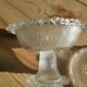 Bonbonnière sur pied en verre moulé – Décor texturé vintage