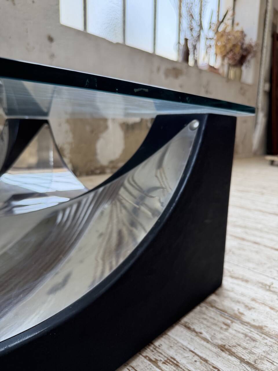Table basse socle moulé et chrome, années 70