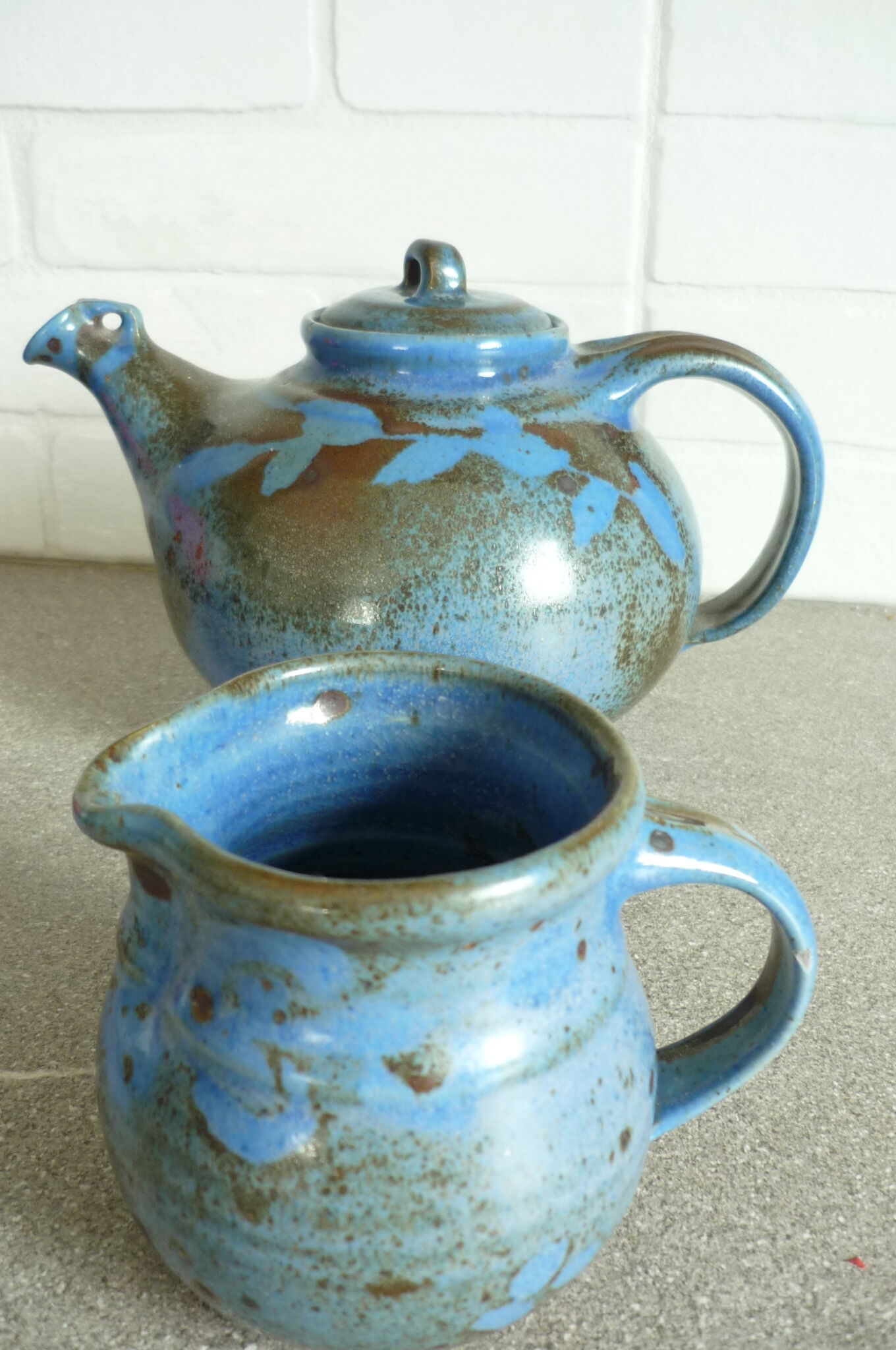 Vernified and flamed sandstone teapot, and its milk pot