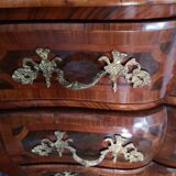 Commode en marqueterie dites tombeau avec poignées en bronze