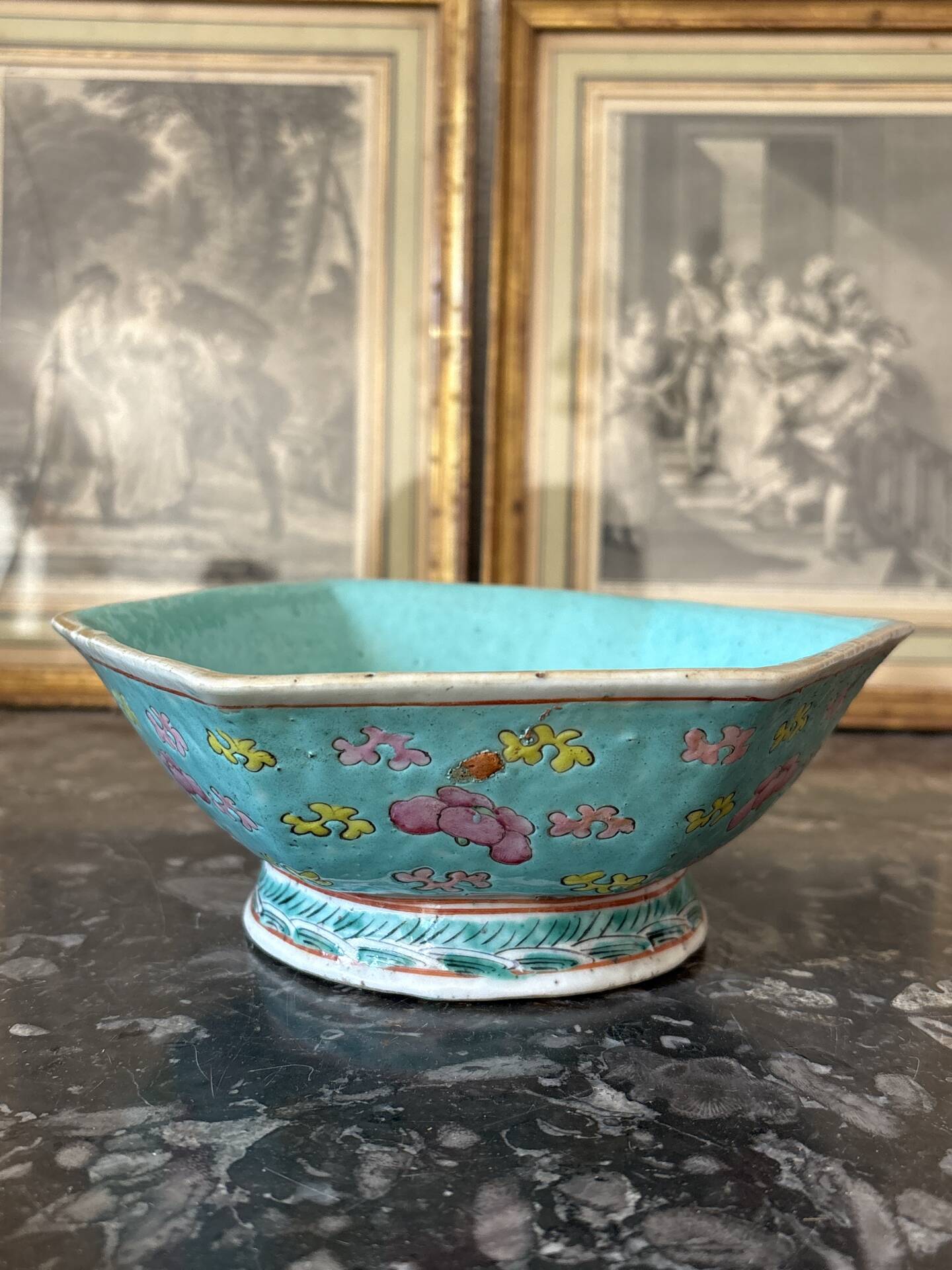 Ancient octagonal offering bowl in Chinese porcelain, Famille Rose s
