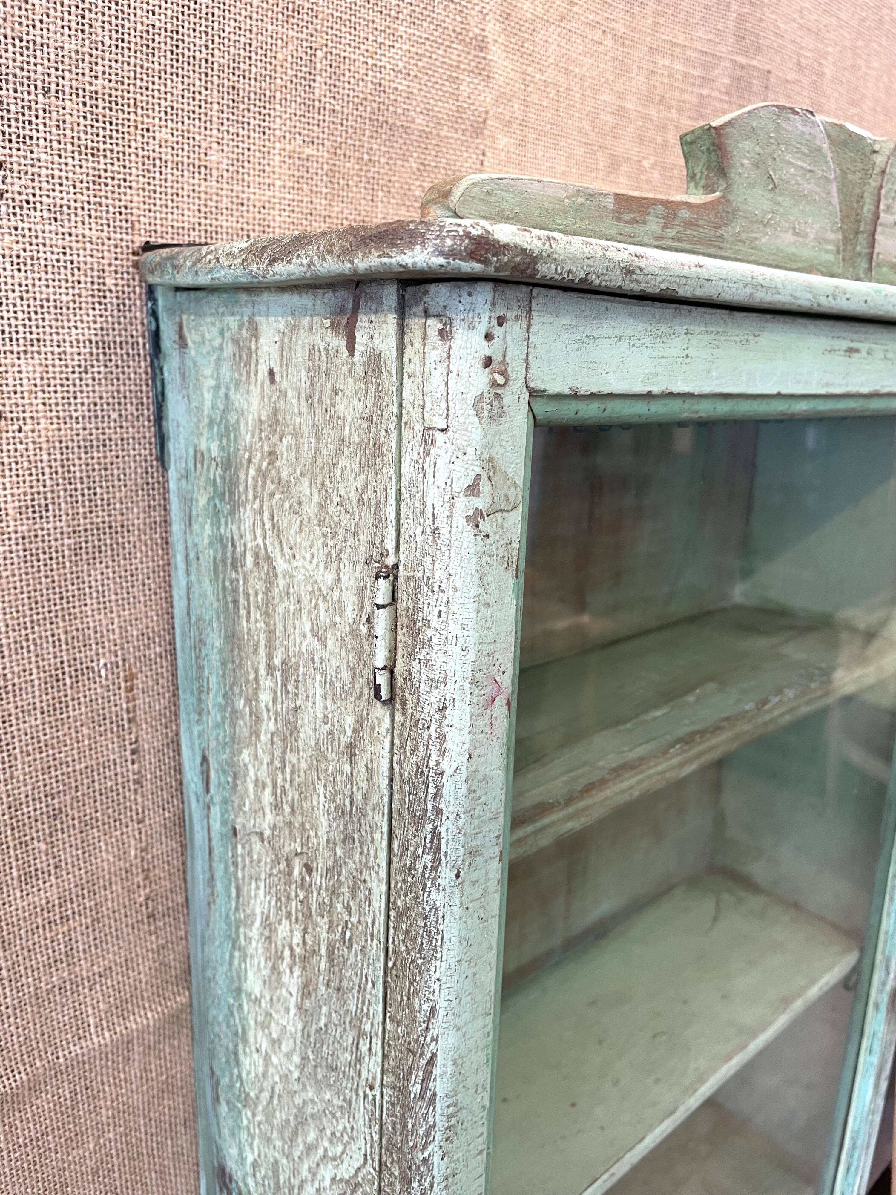 Petite vitrine en bois laqué vert