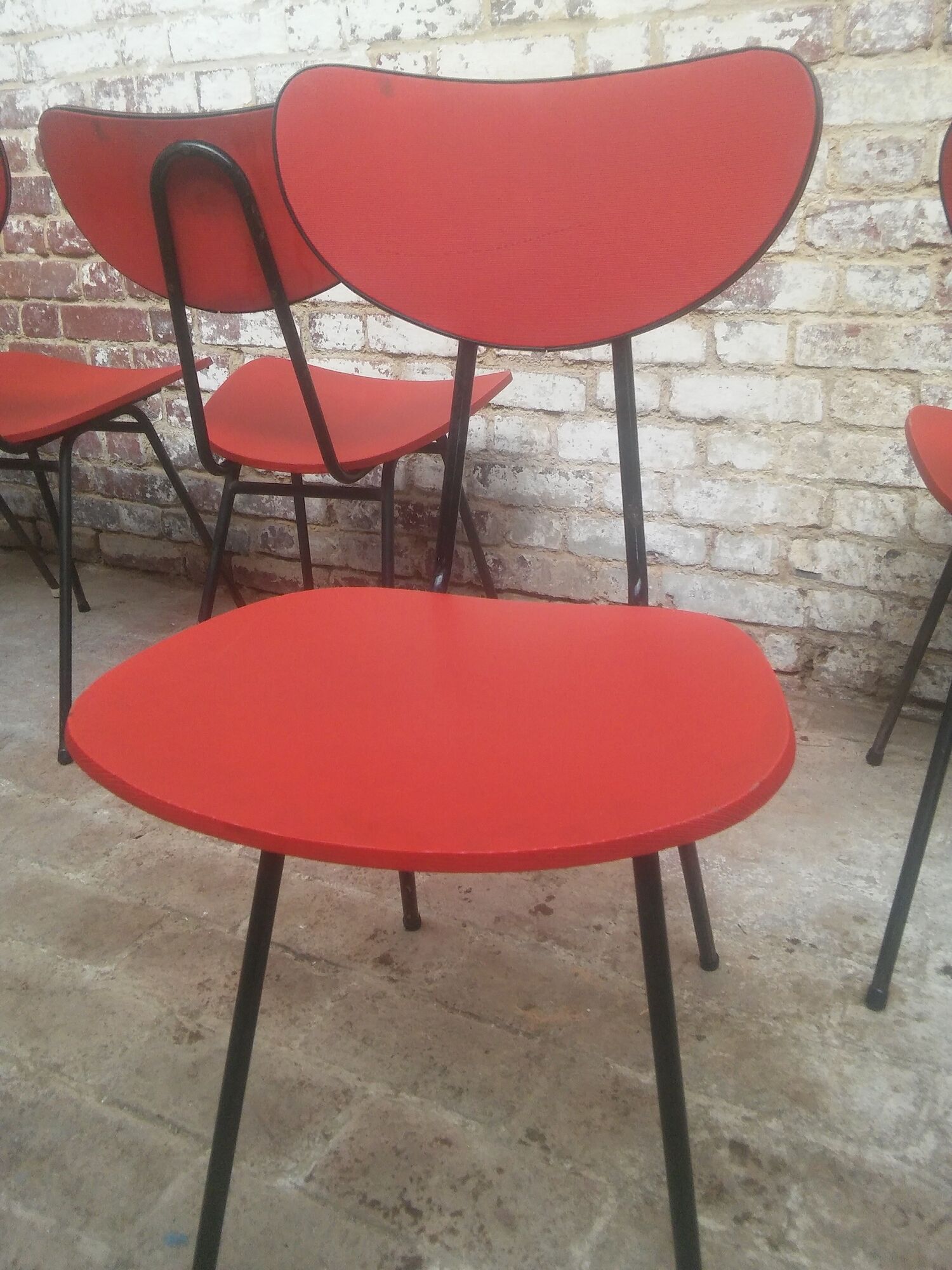 Lot of 6 red chairs in faux leather metal compass feet