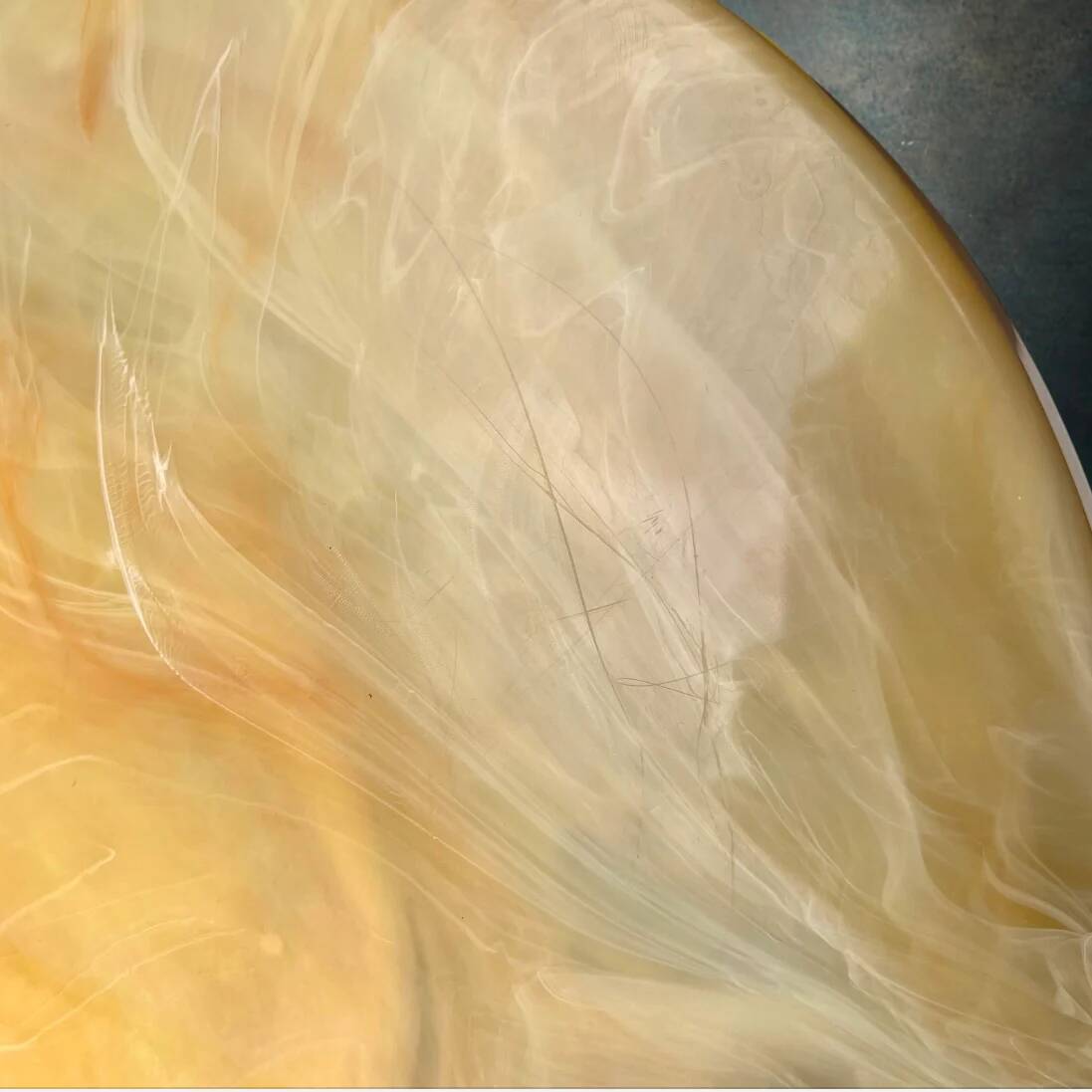 Ancienne table d’appoint en résine effet marbre jaune et métal patiné années 70
