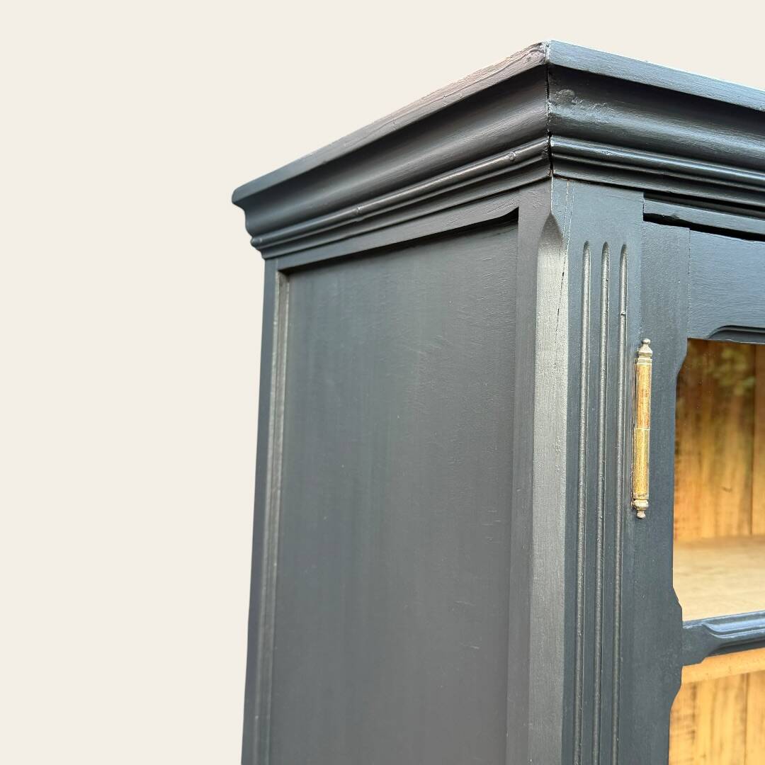 Armoire parisienne noire vitrée rénovée