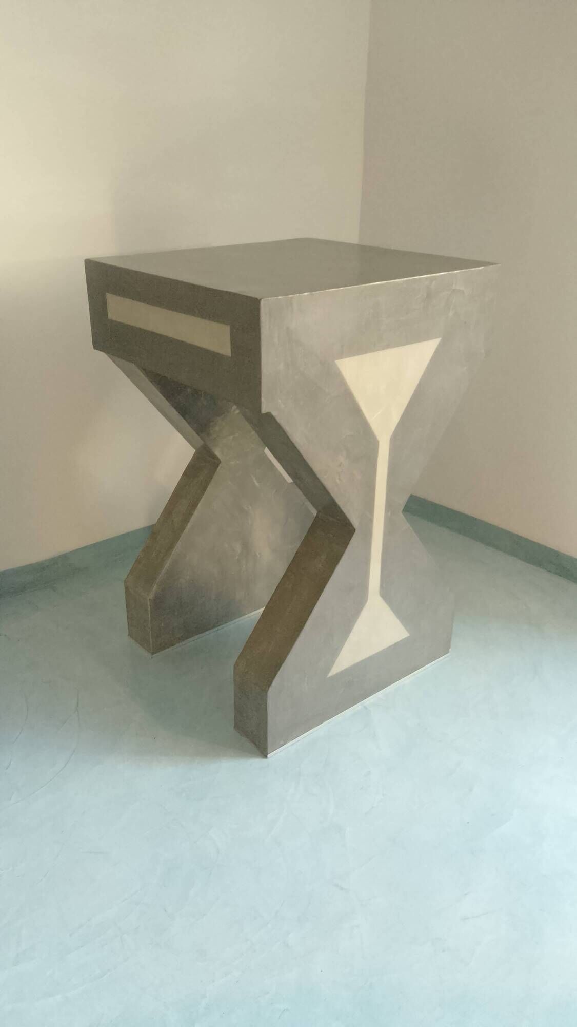 Pedestal / High side table in polished concrete – Unique artisan piece.