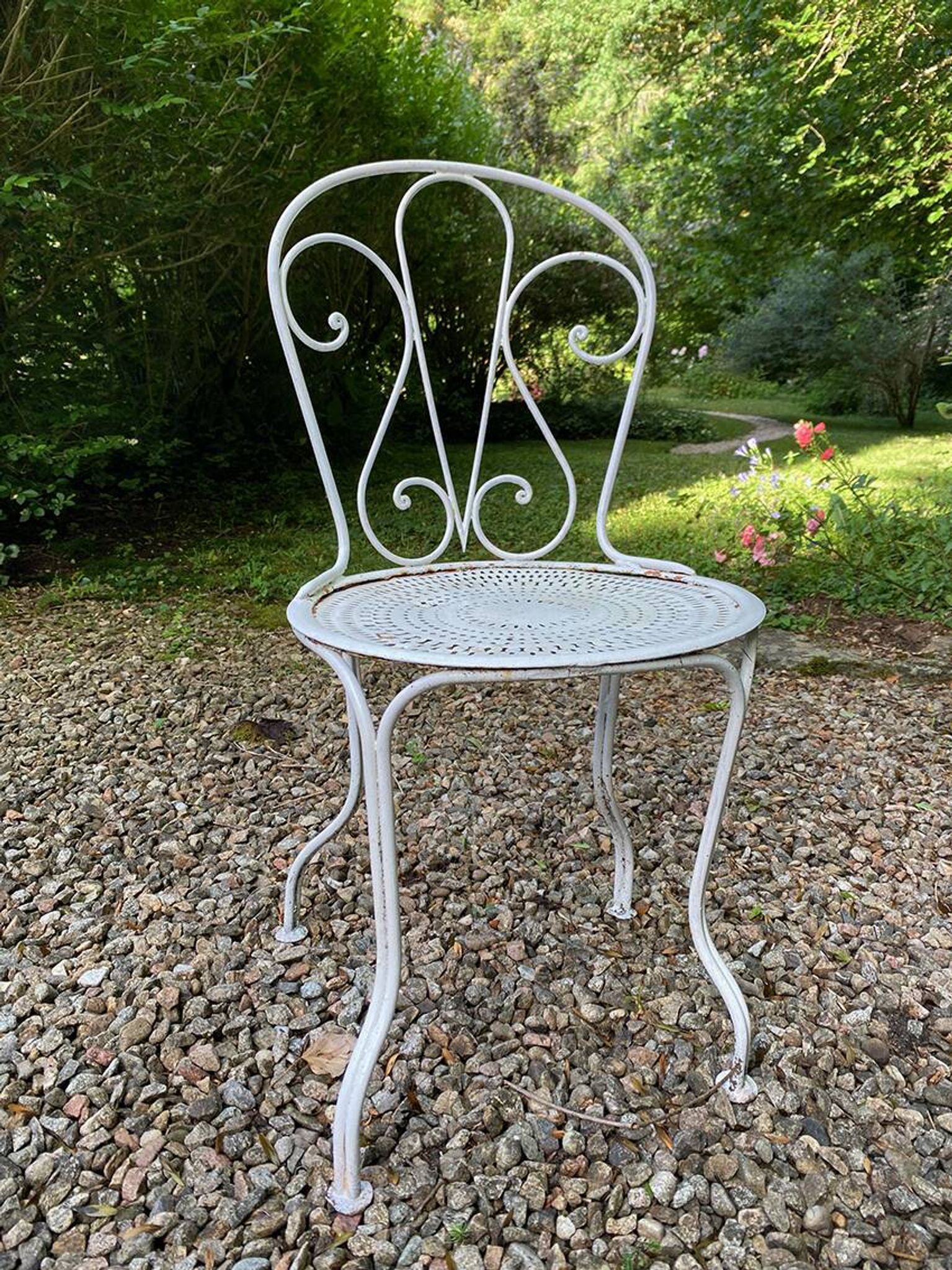 White lacquered wrought iron garden furniture set