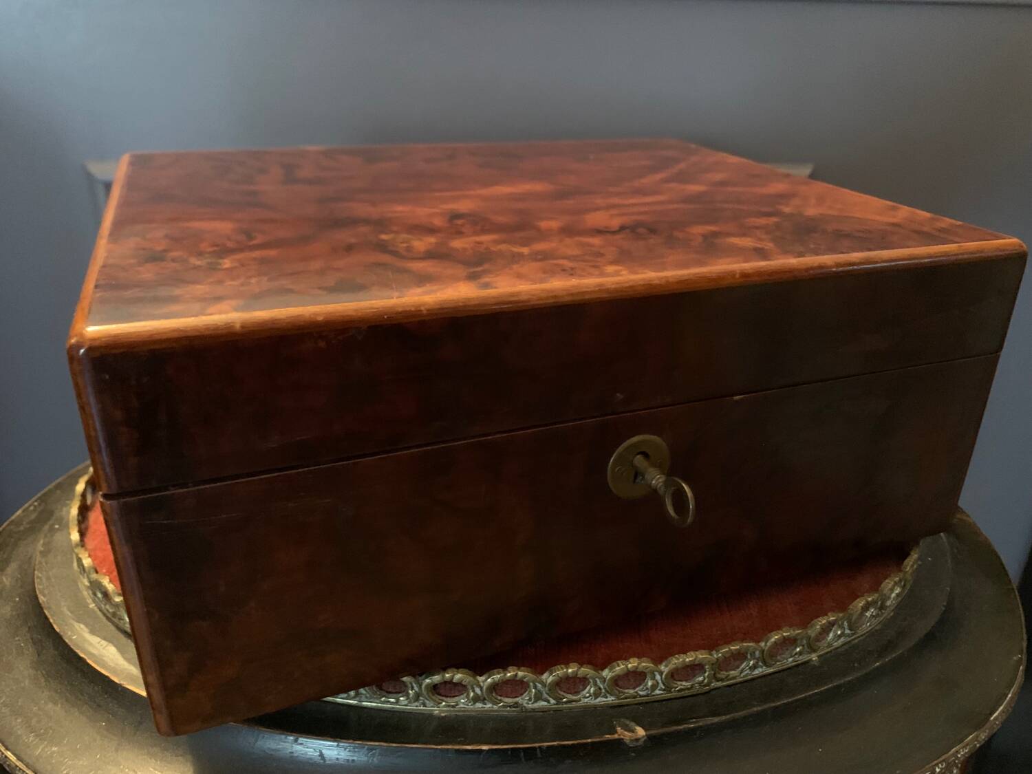 Magnificent liqueur cabinet made of burl wood, with a key and compartments - vintage.