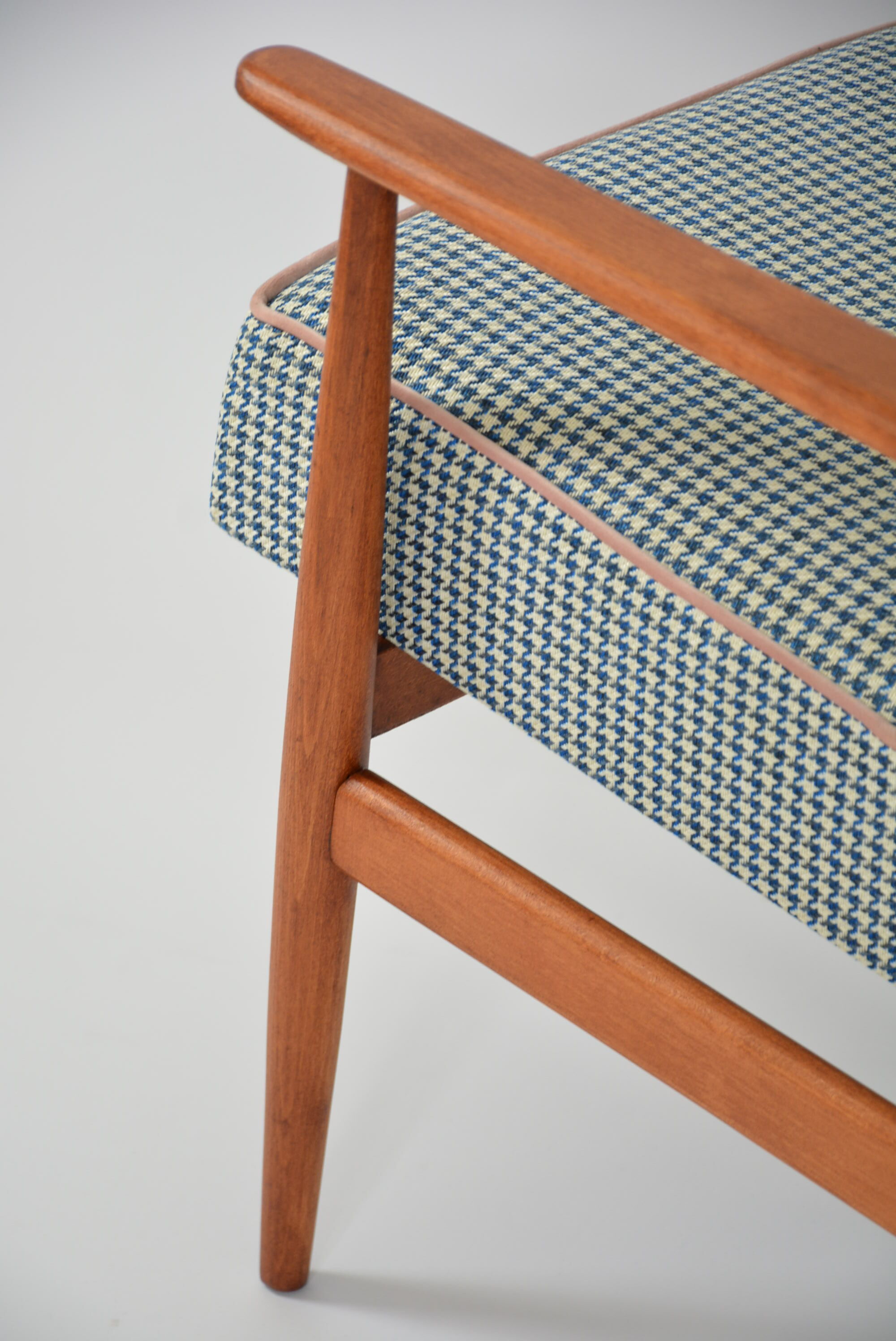 Fox chair blue hen's feet