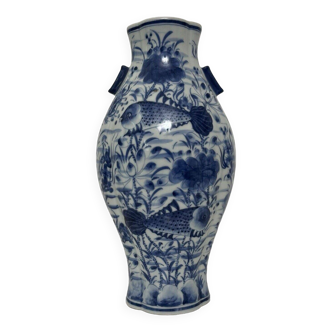 Vase chinois en porcelaine décor blanc bleu a motifs de poissons