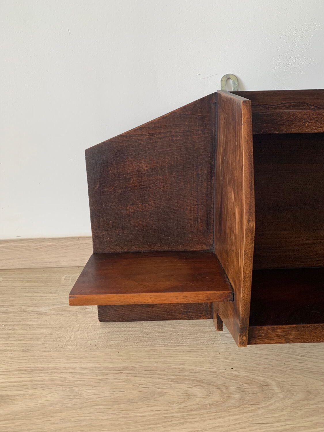 Wall shelf in wood