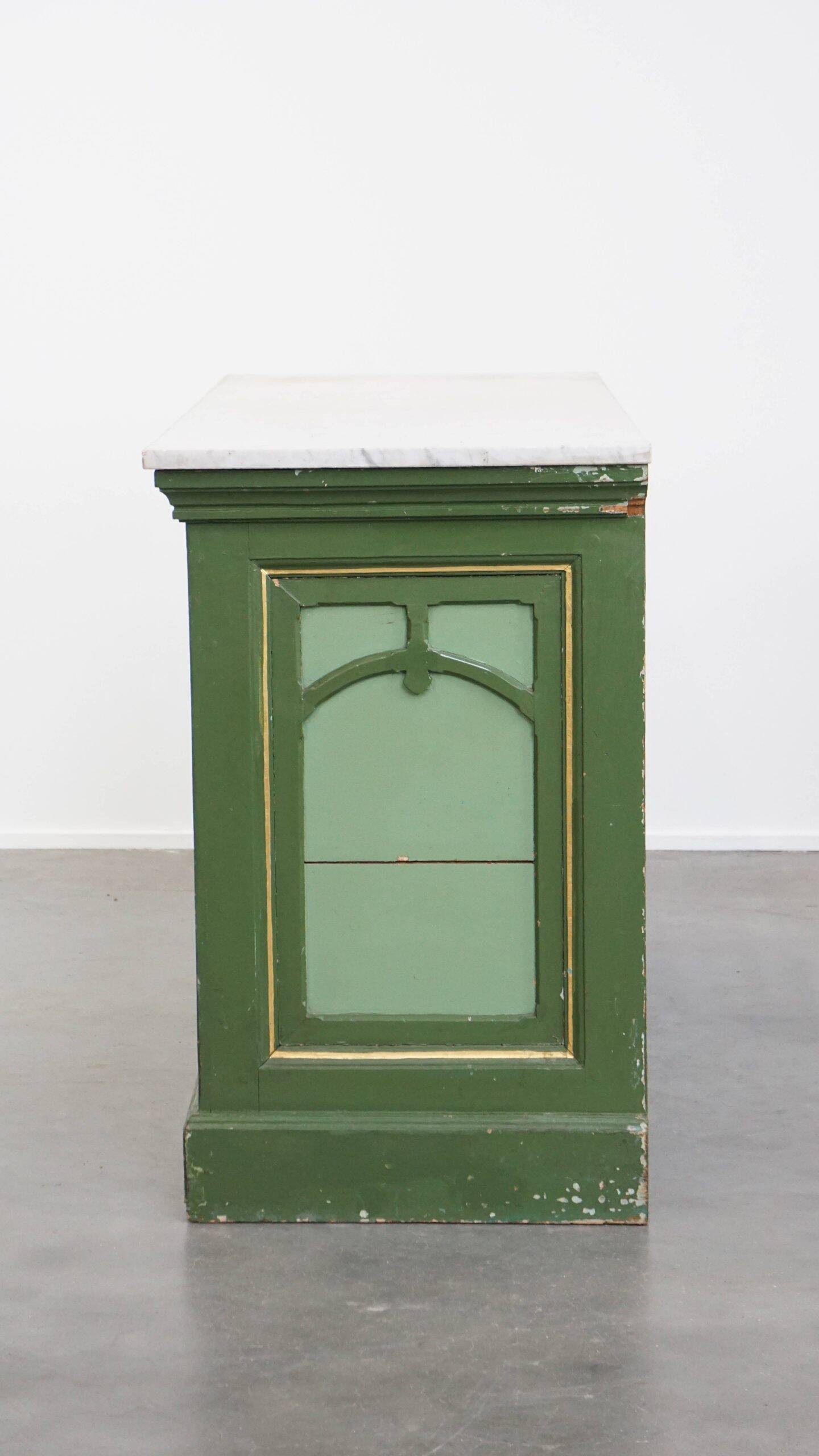 Buffet/comptoir/table d'appoint ancien unique, de couleur verte, datant de la fin du XIXe/début du XXe siècle, avec un plateau en marbre.