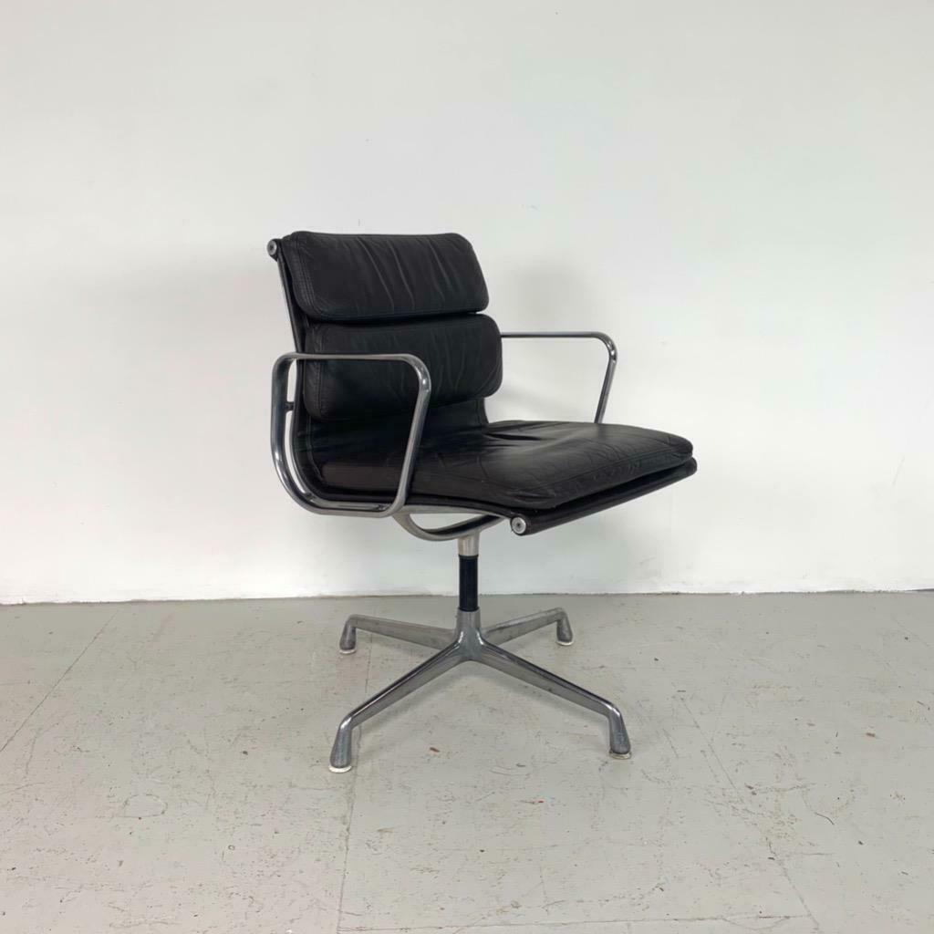 Fauteuil Eames pour Herman Miller Pad Group Chair
