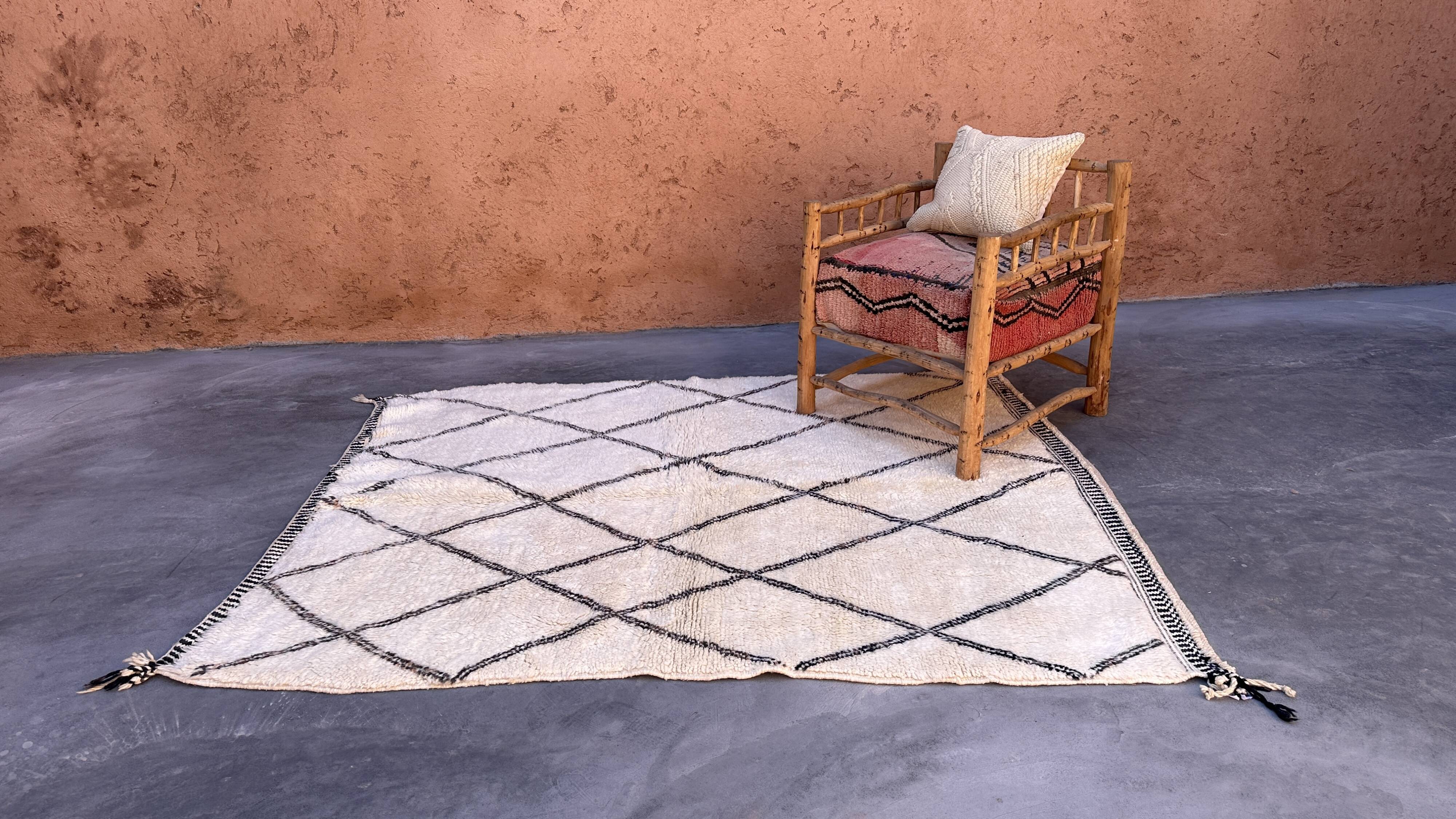 White Beni M'Rirt Moroccan Rug - 168 x 223 cm