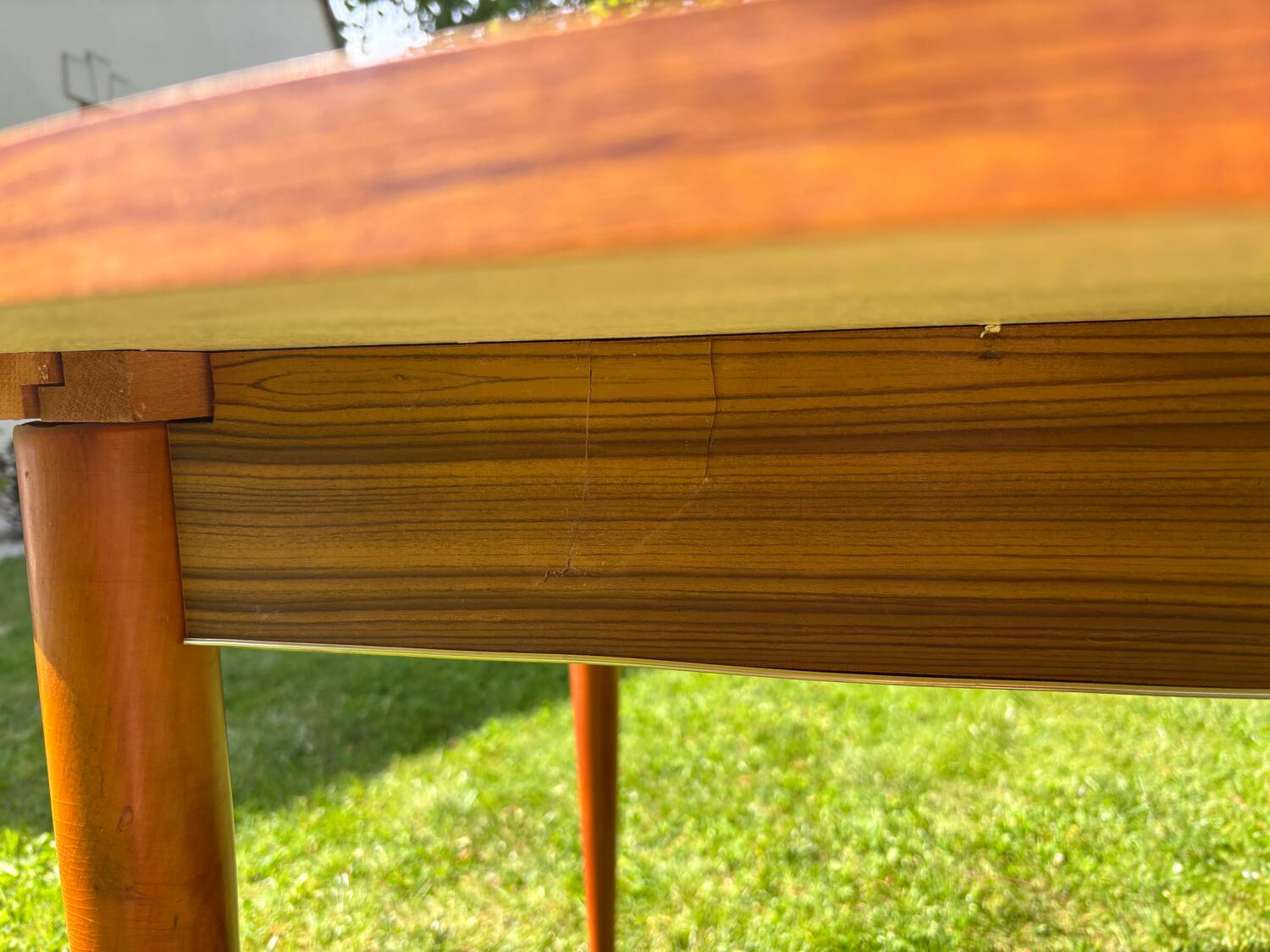 Vintage extendable round table