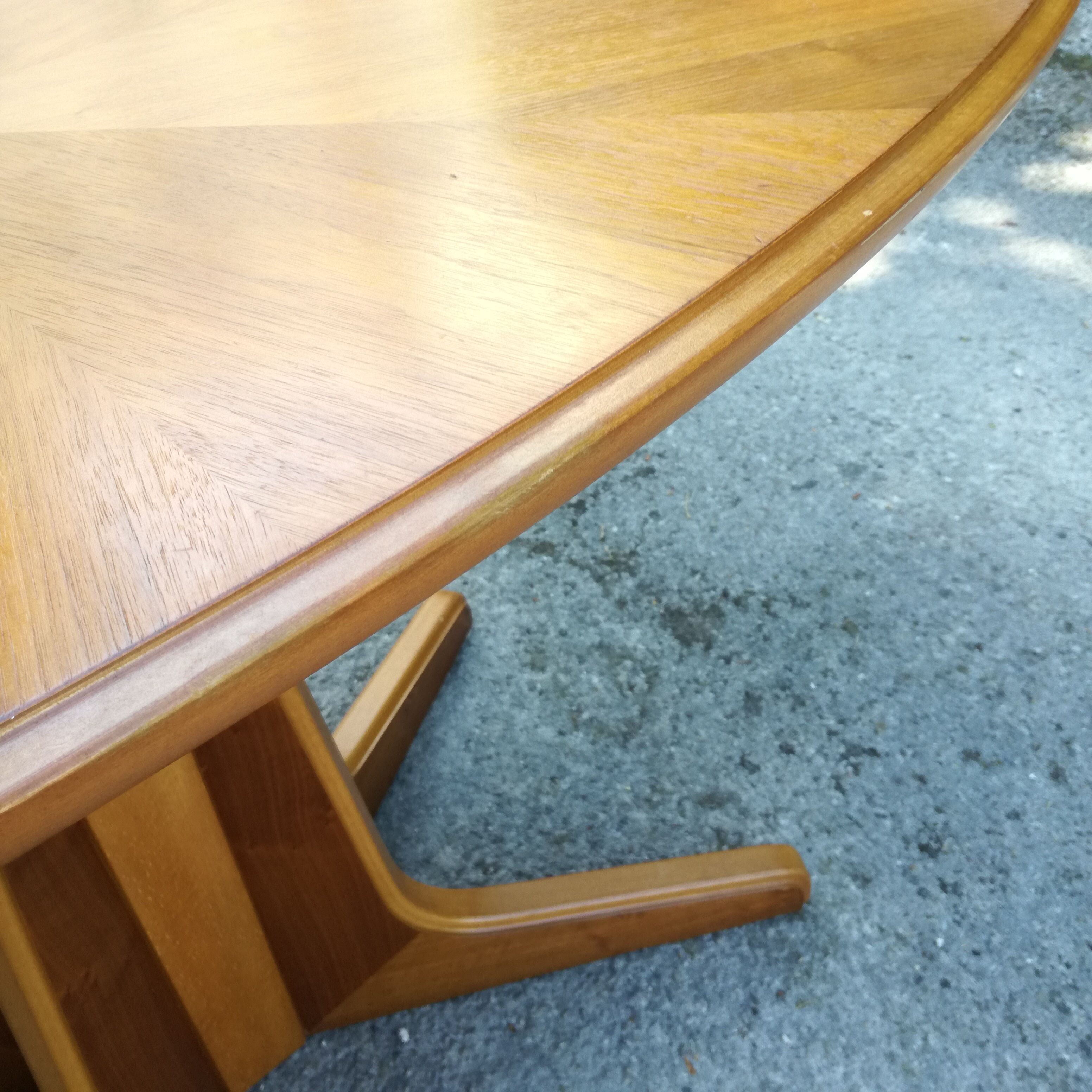 System oval table in walnut