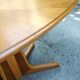 Table à système de forme ovale en noyer