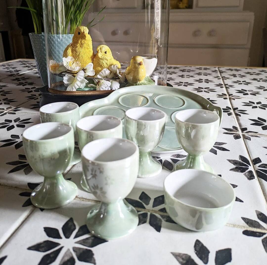 Plateau de service vintage et ses 6 coquetiers.