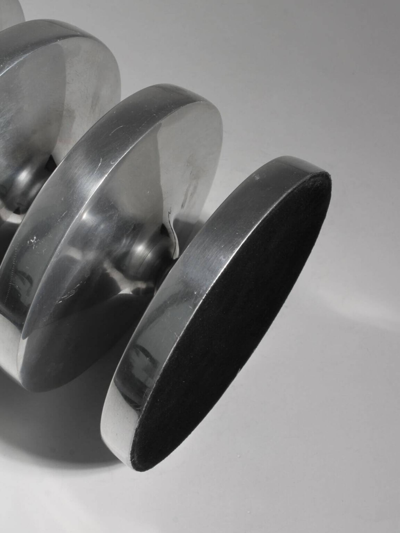 Paire de bougeoirs en aluminium avec bordure