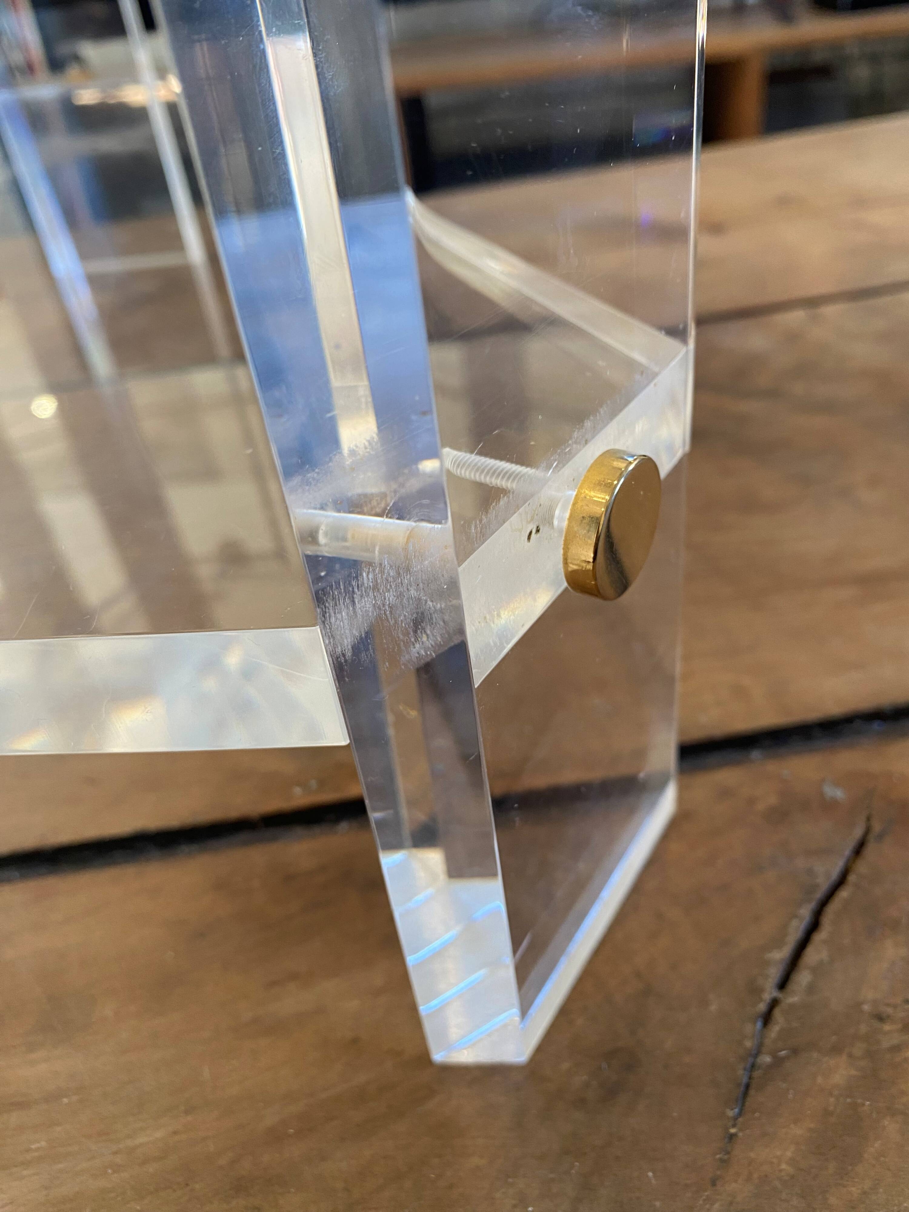 Table basse, d'appoint triangulaire en plexiglas, 1970