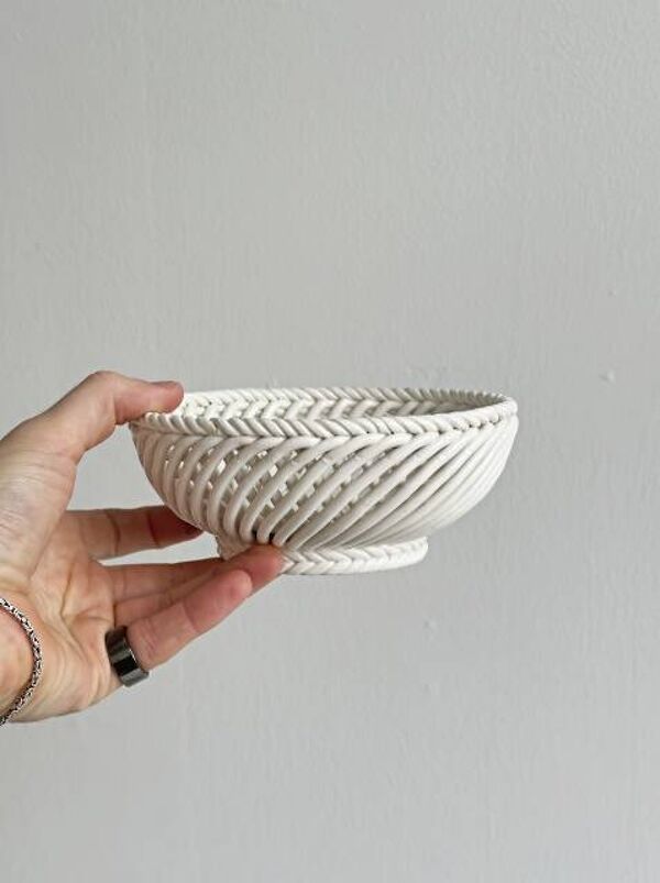 Corbeille ancienne en porcelaine blanche torsadée